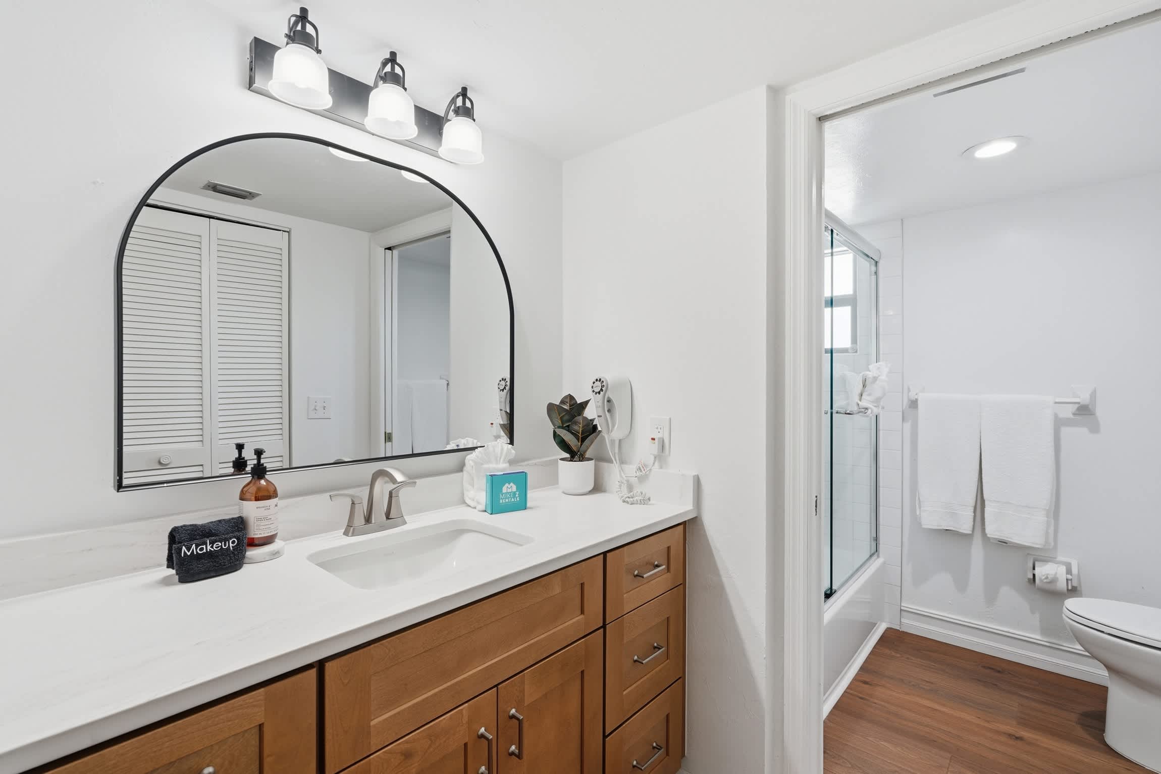 E 233 Deluxe Condo with Lake Views Sleeps 6 | Photo 19