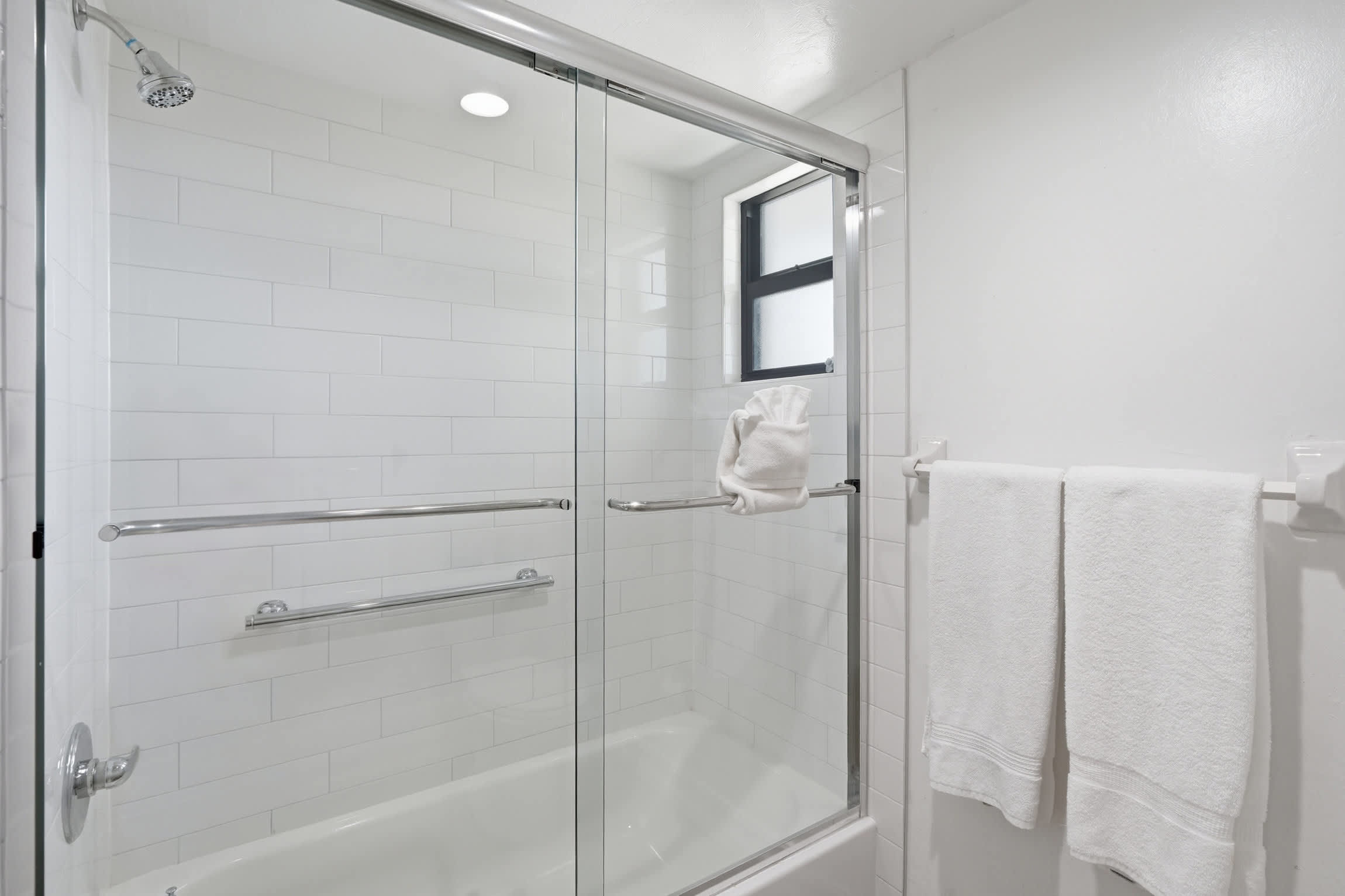 E 233 Deluxe Condo with Lake Views Sleeps 6 | Photo 20