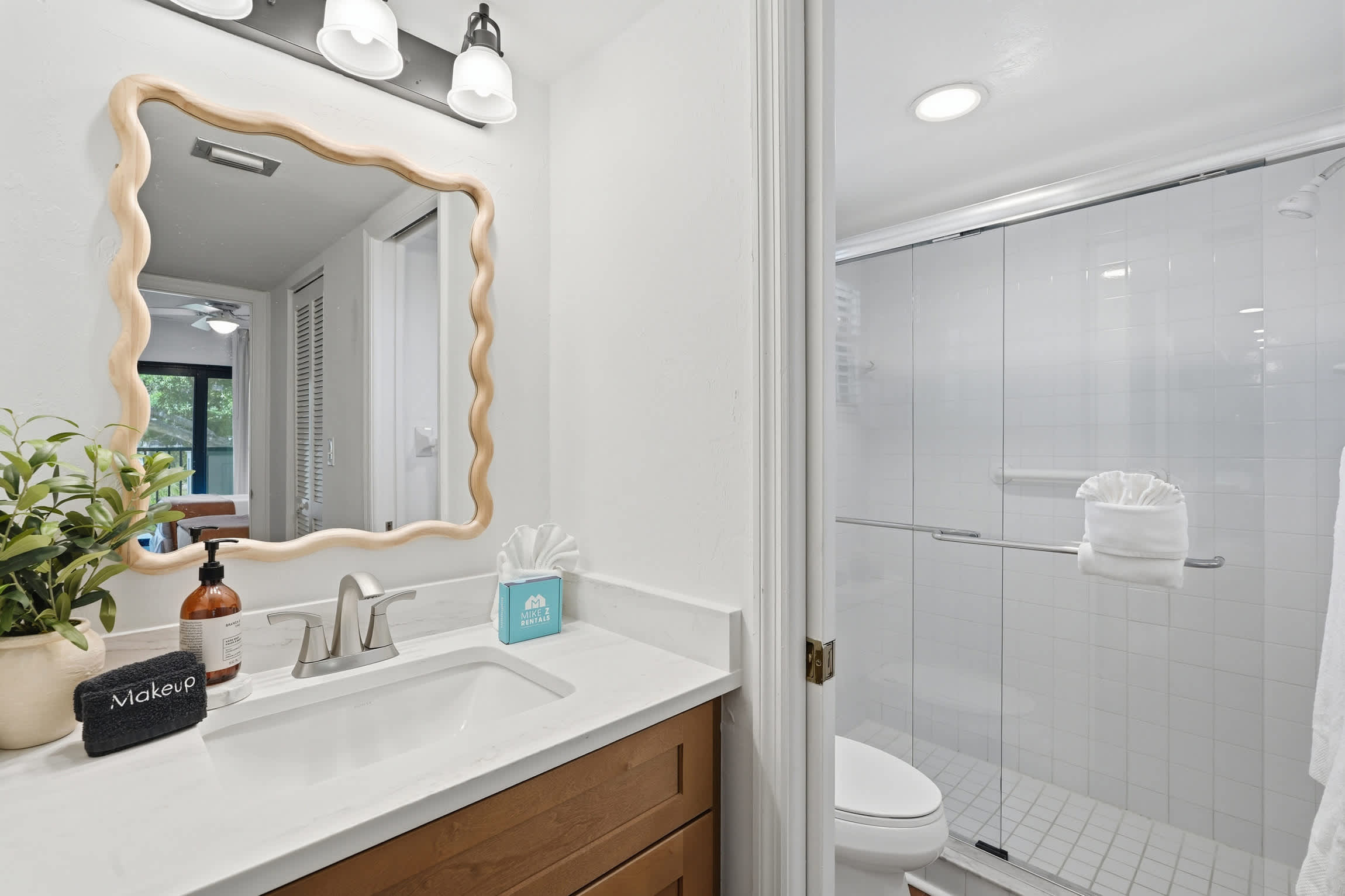 E 233 Deluxe Condo with Lake Views Sleeps 6 | Photo 23
