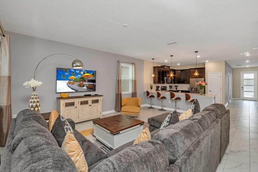 9BR Sleeps 26 – Private Pool & Spa Near Disney