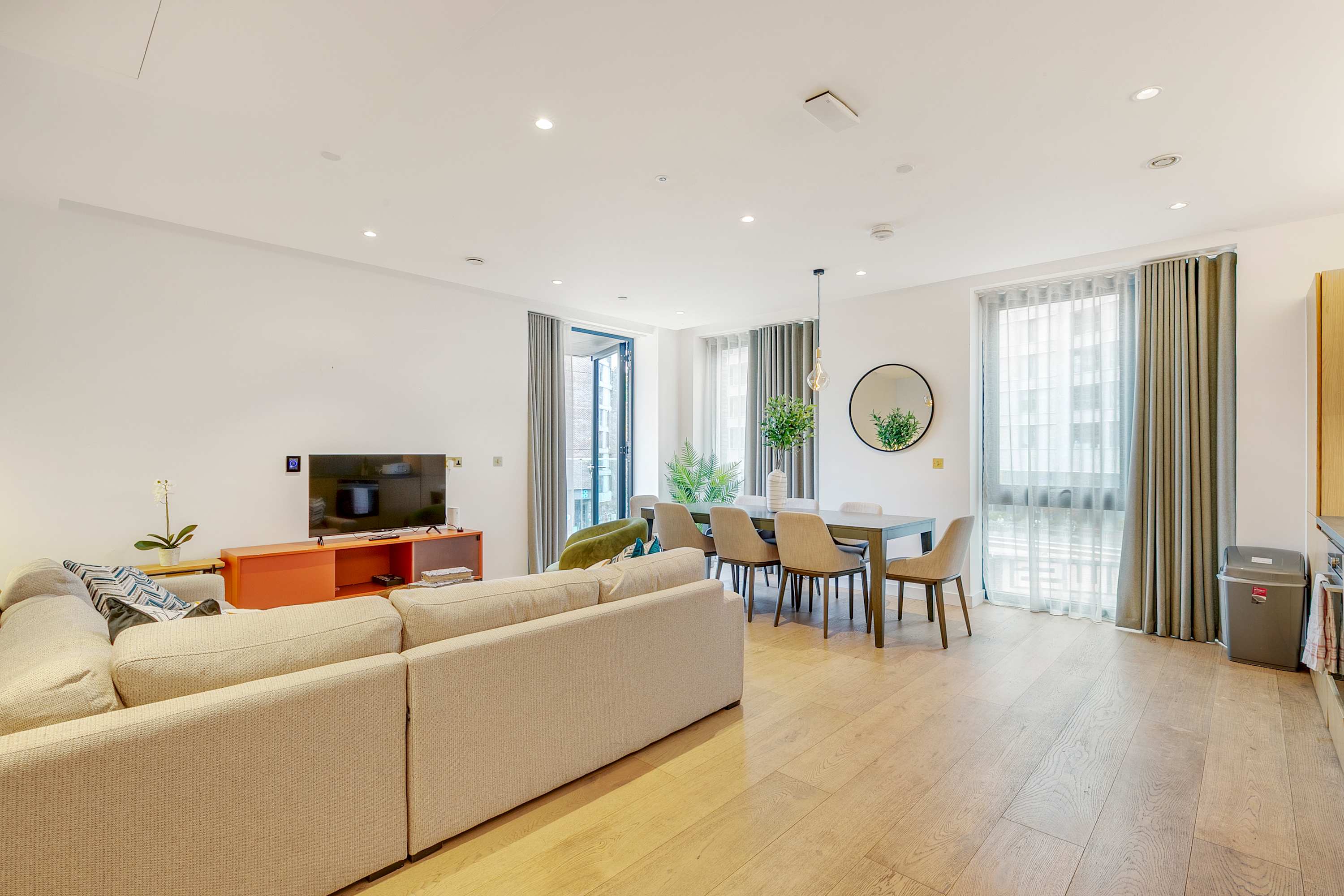 3-Bedroom Apartment w Double beds | Balcony