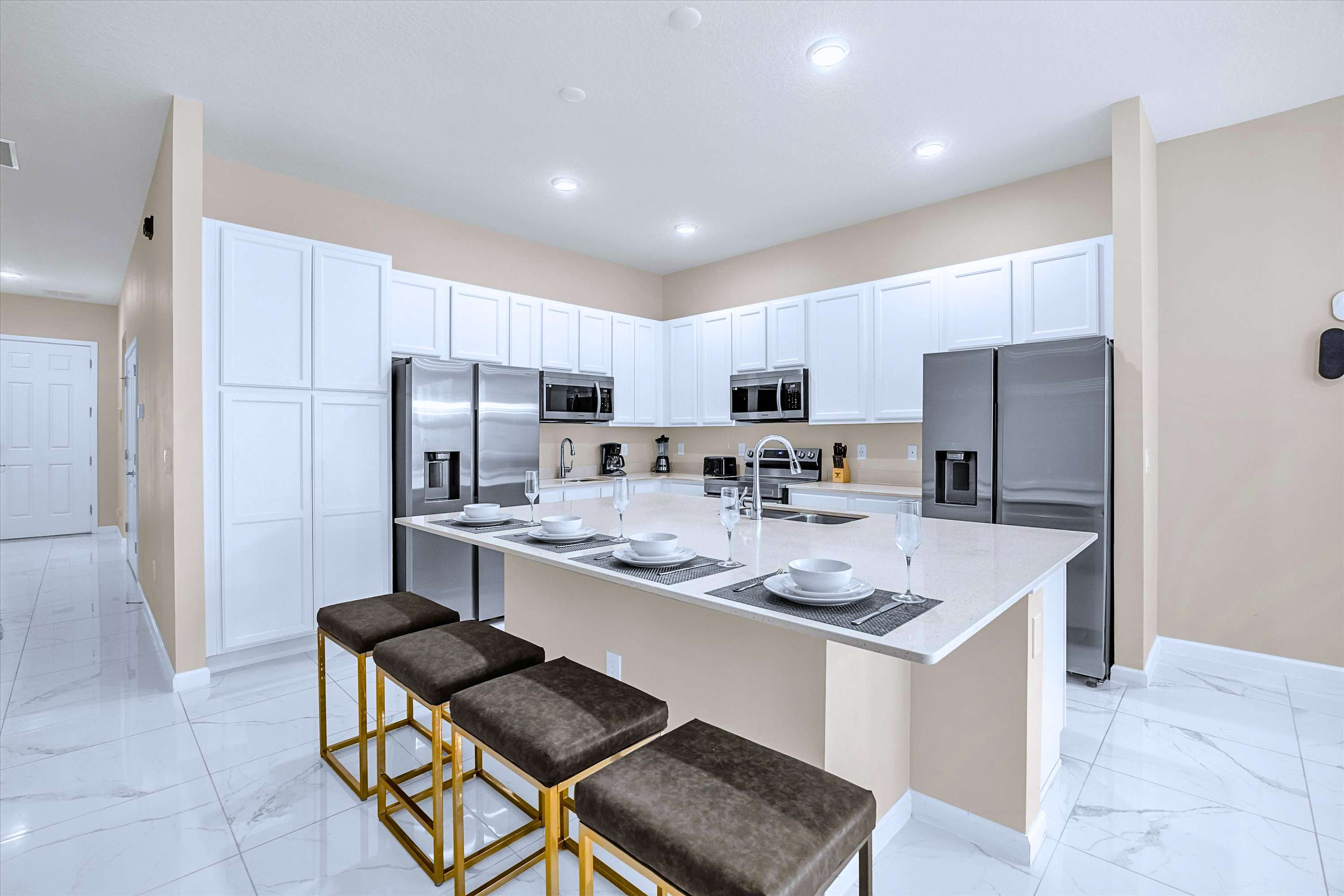 Breakfast Bar Seating – Enjoy morning coffee or casual bites at the large island counter.