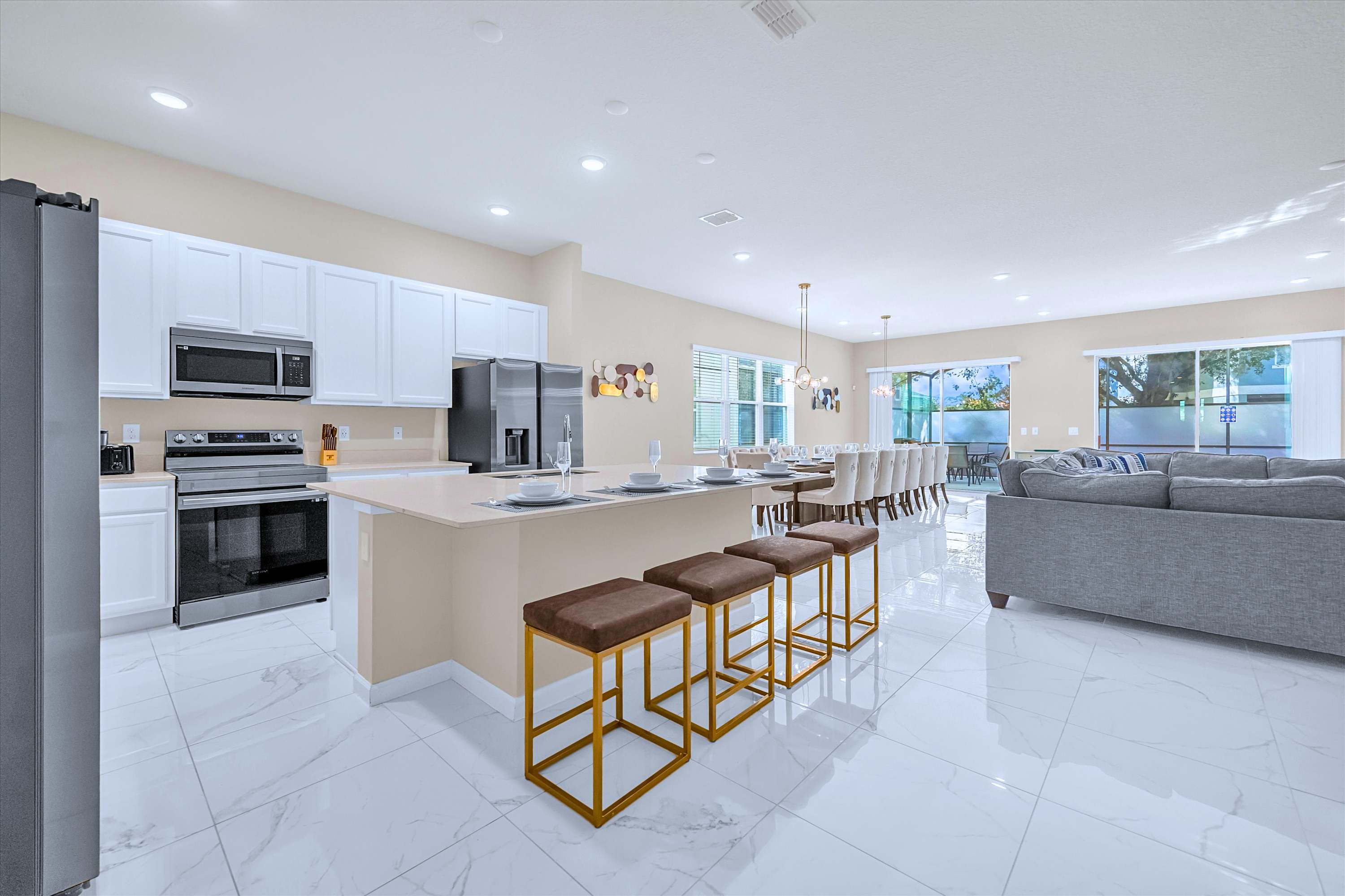 Breakfast Bar Seating – Enjoy morning coffee or casual bites at the large island counter.