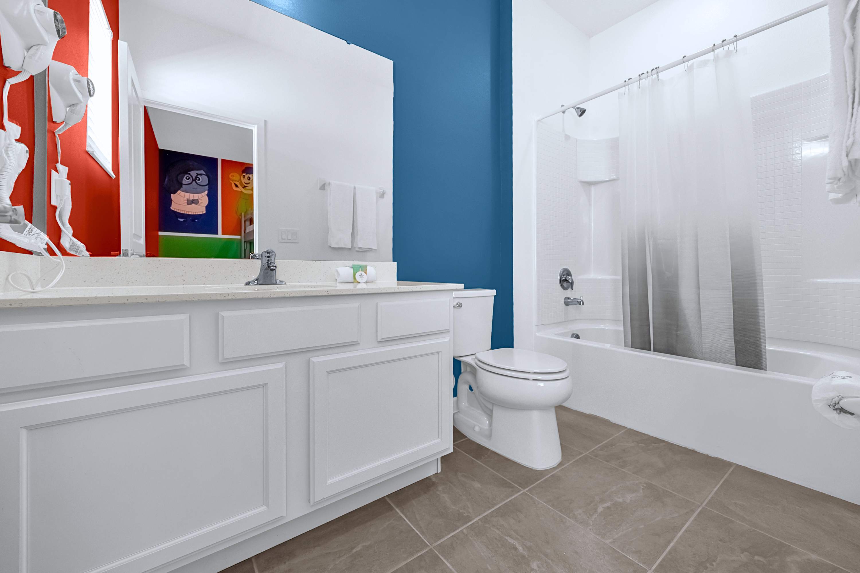 Full ensuite with bathtub, shower, vanity mirror & toilet