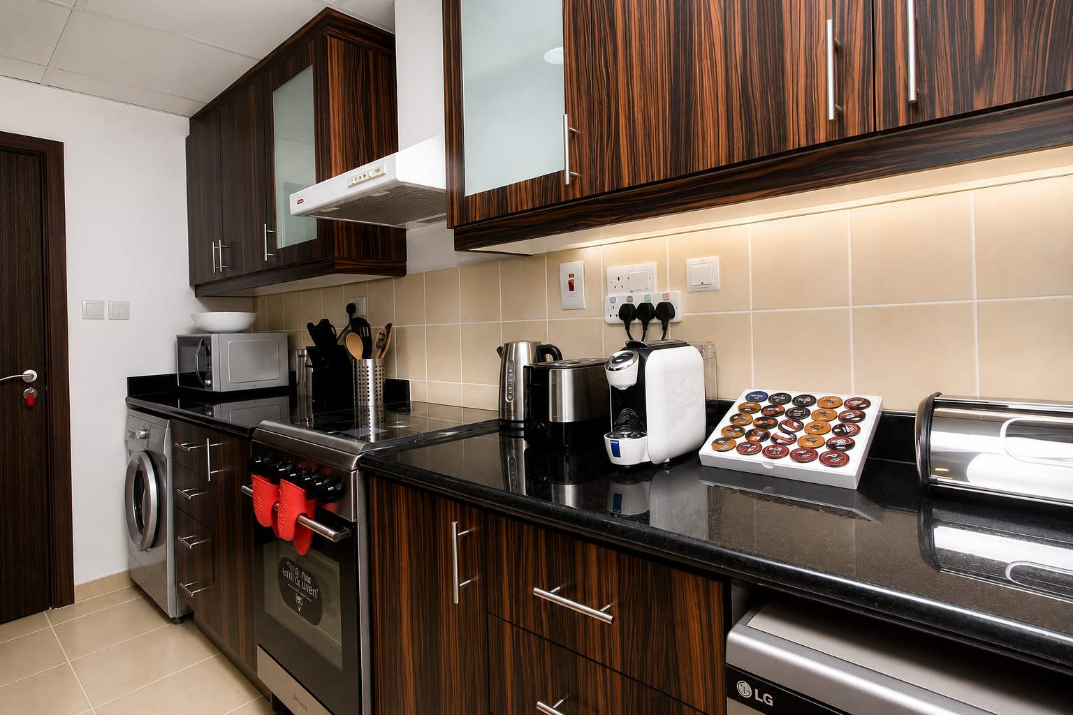 Dubai Marina 2BR Apartment with Beach Access - Image 7