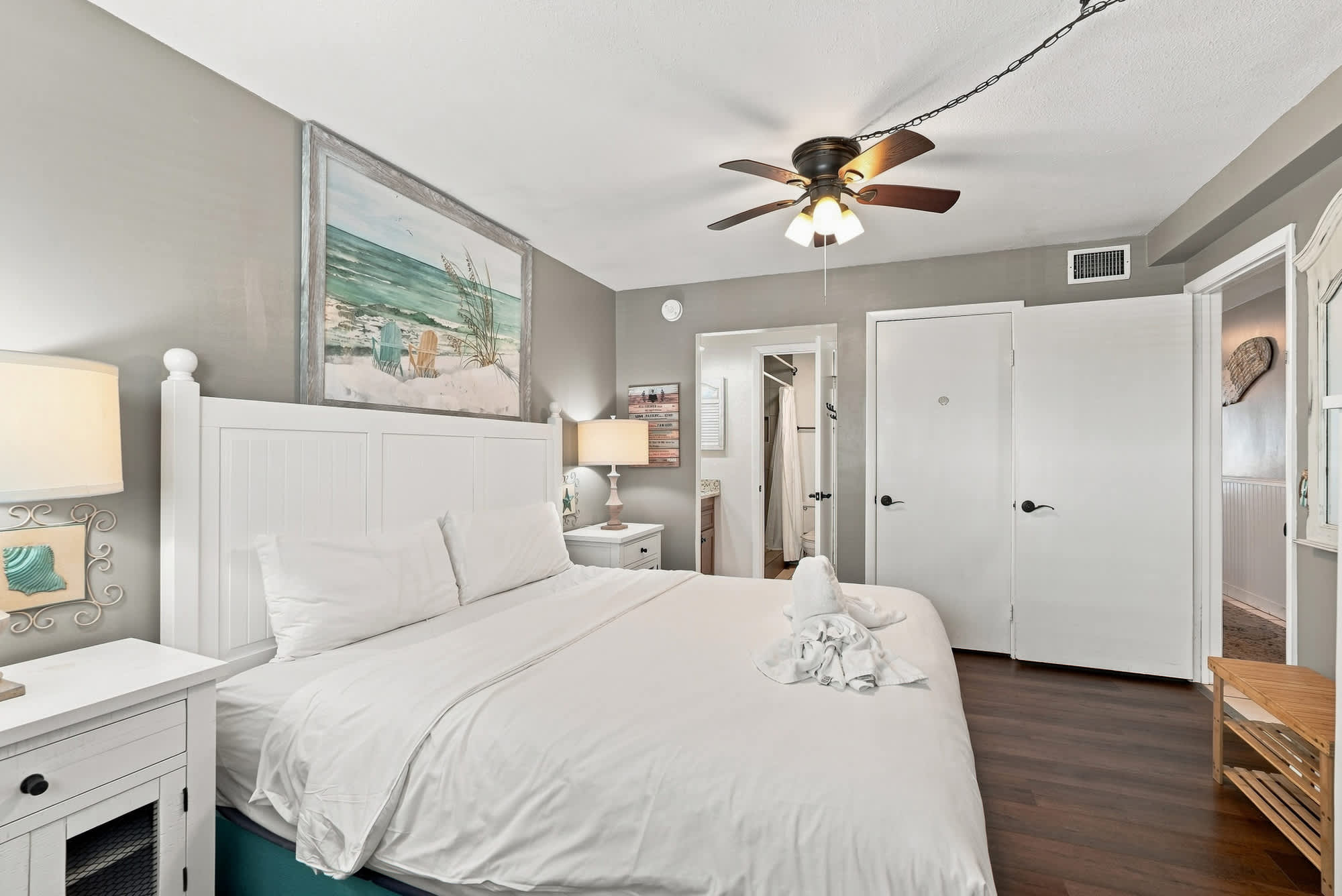 The Summit 225 – Cozy bedroom with a queen bed, artwork, and access to adjoining bathroom.