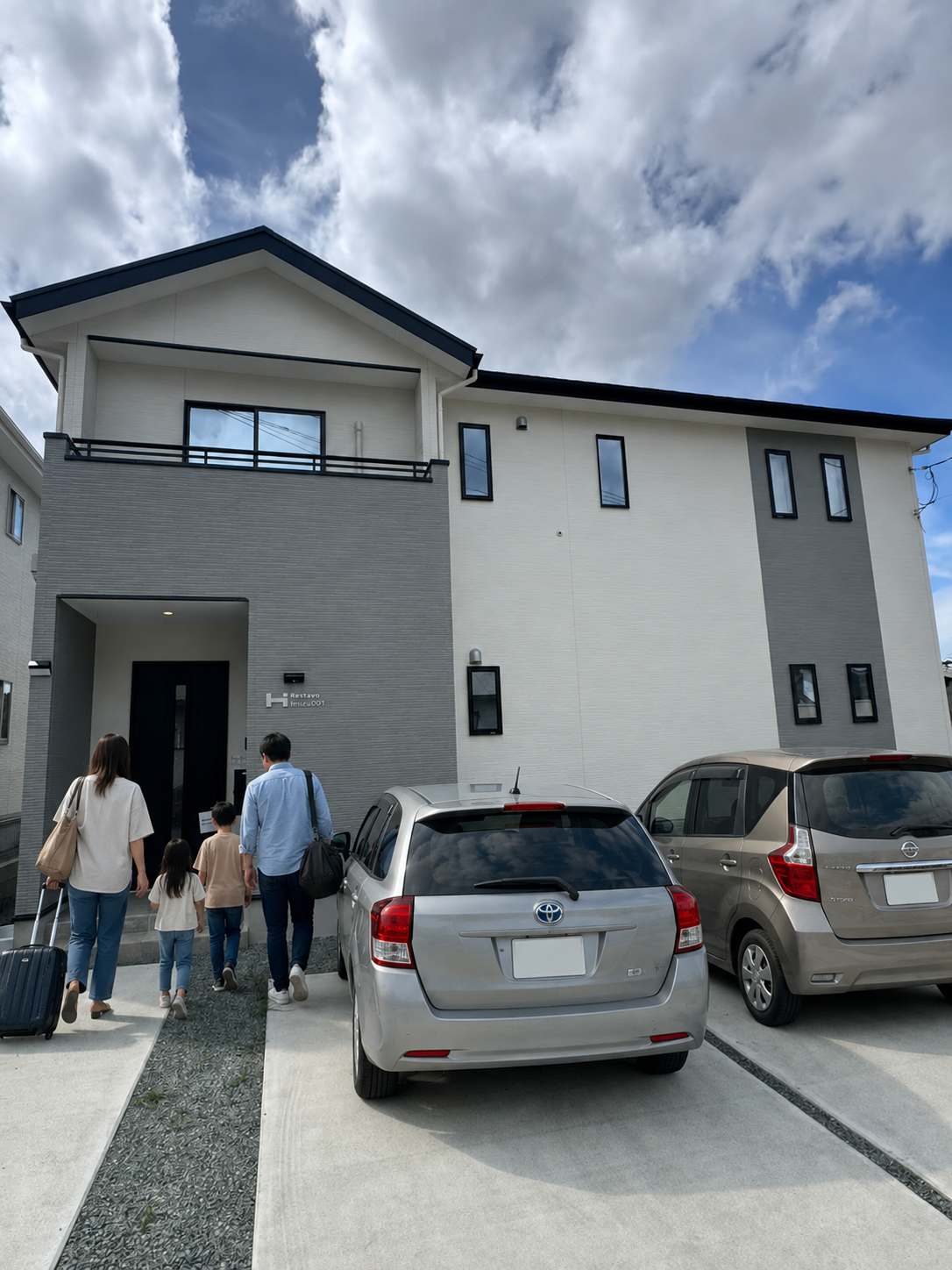 Restavio Jinnai 001 Stylish 2-Story 4BR Home with Parking