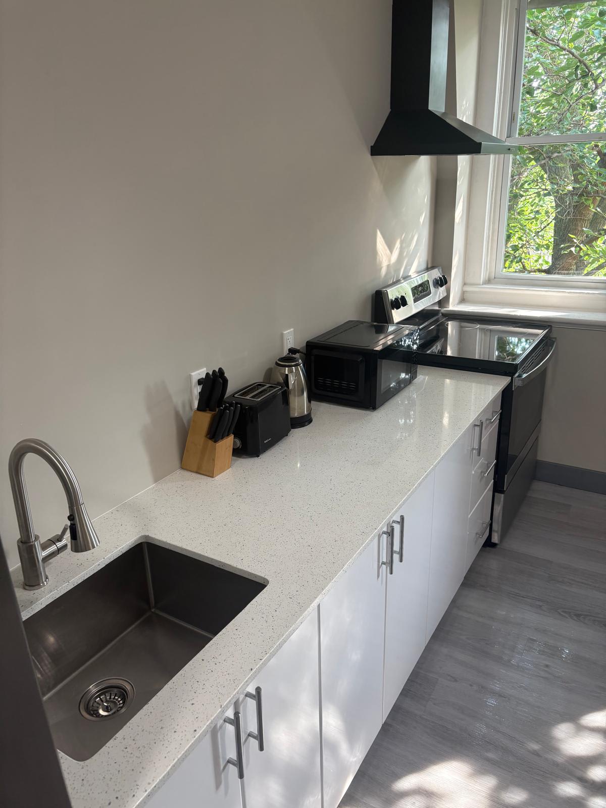 #38.5 St. Catharine's 1-bedroom Hotel-Apartment