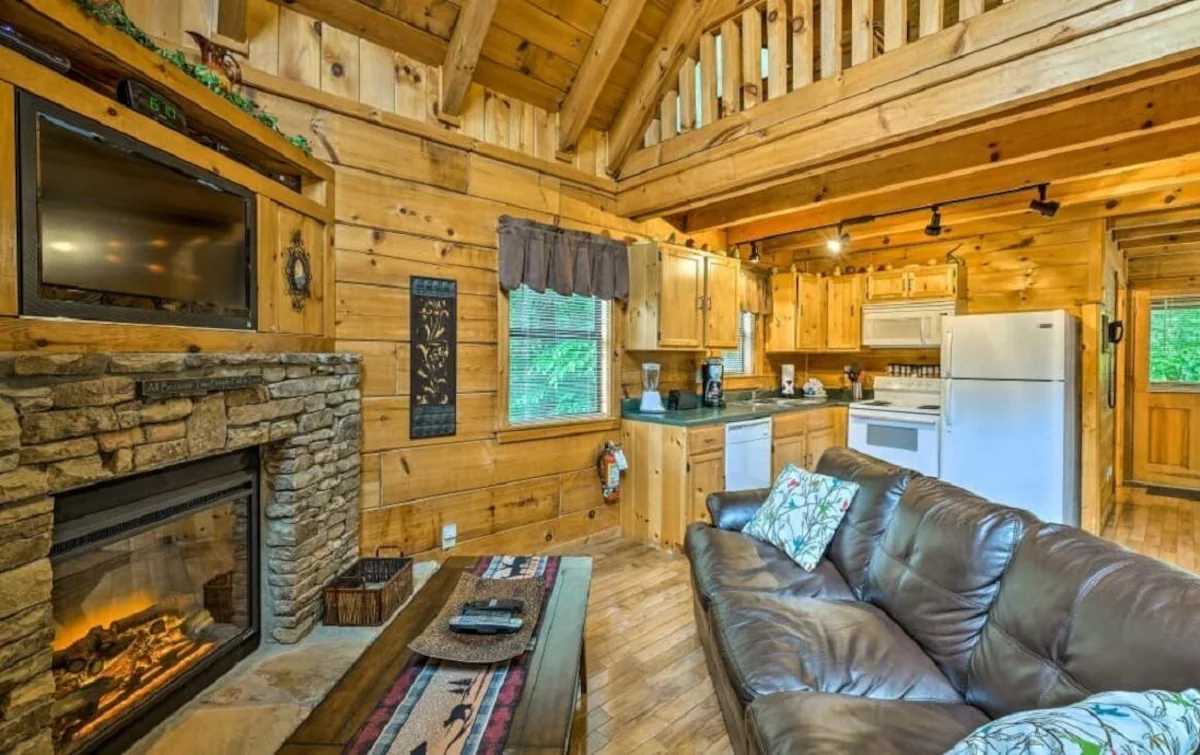 Best Location - Walk to Town - Hot Tub - Fireplace