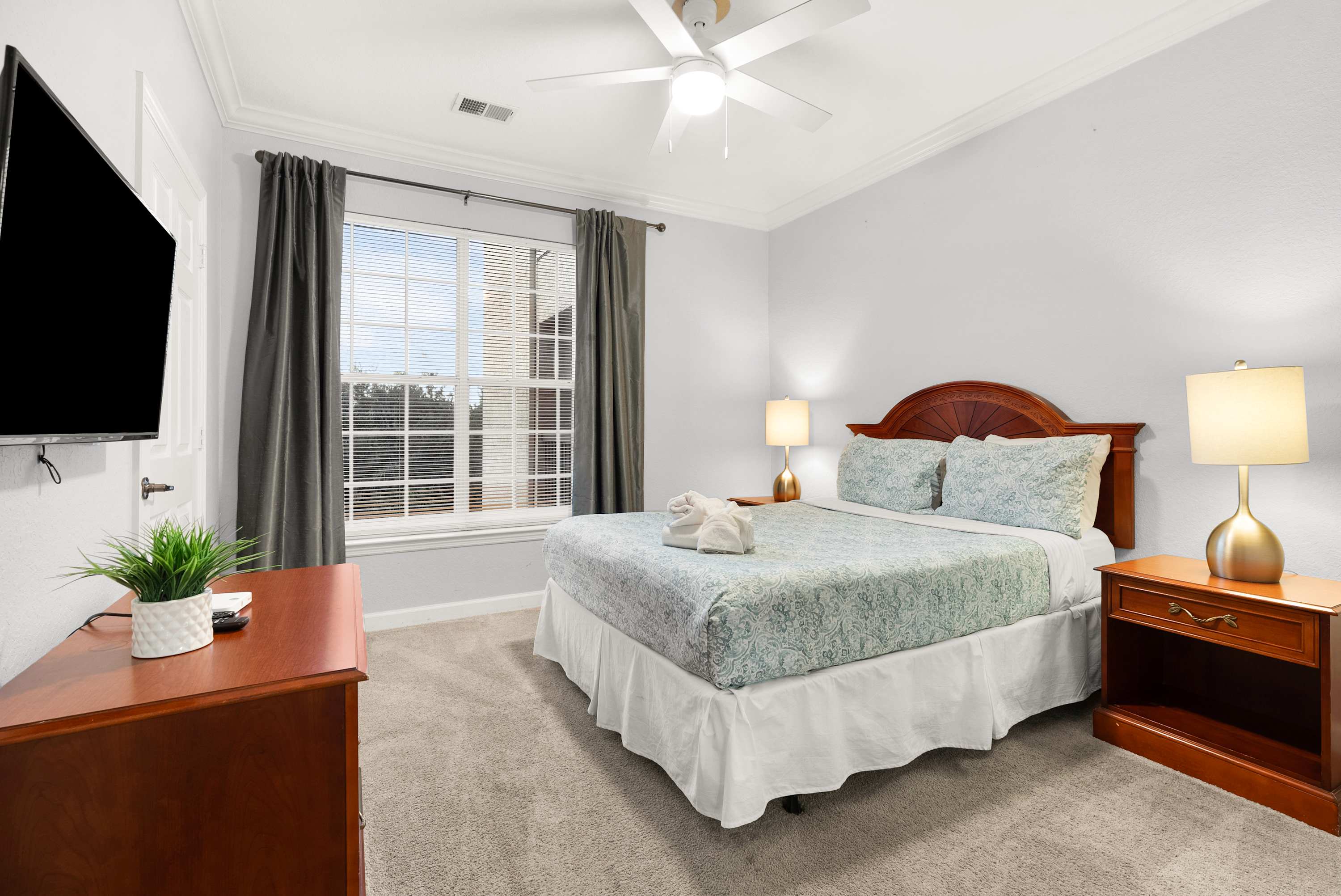 3BR Tuscana Condo For Park Days