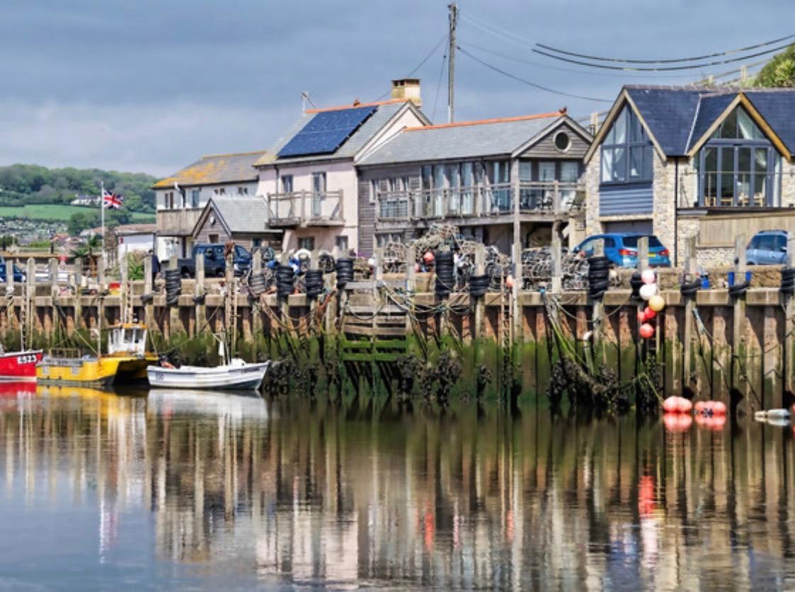 Luxury Seaton Beach Devon Sleeps 8 Parking in Queen Street 36 EX12 2RB - Property image 9 - VivreStays
