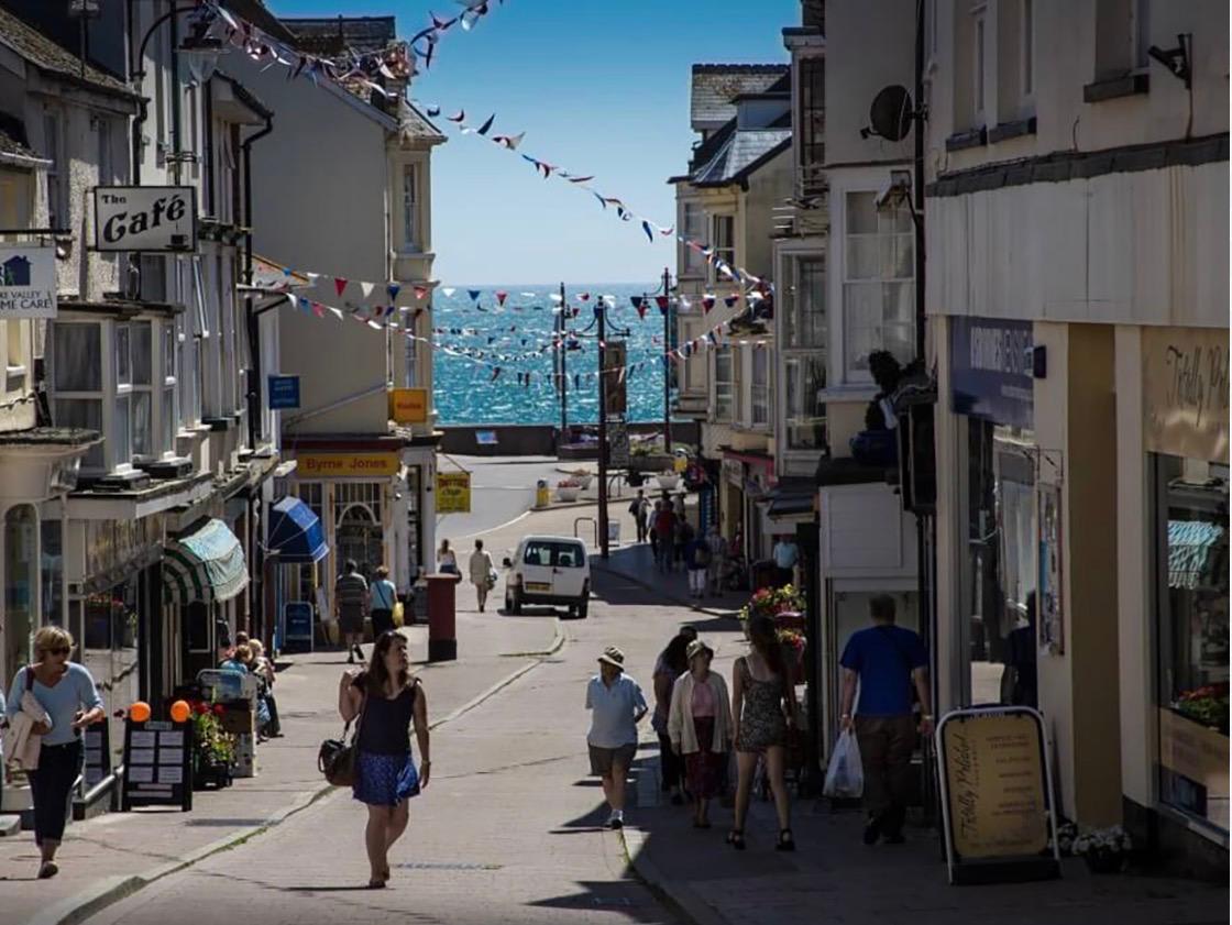 Luxury Seaton Beach Devon Sleeps 8 Parking in Queen Street 36 EX12 2RB - Property image 17 - VivreStays