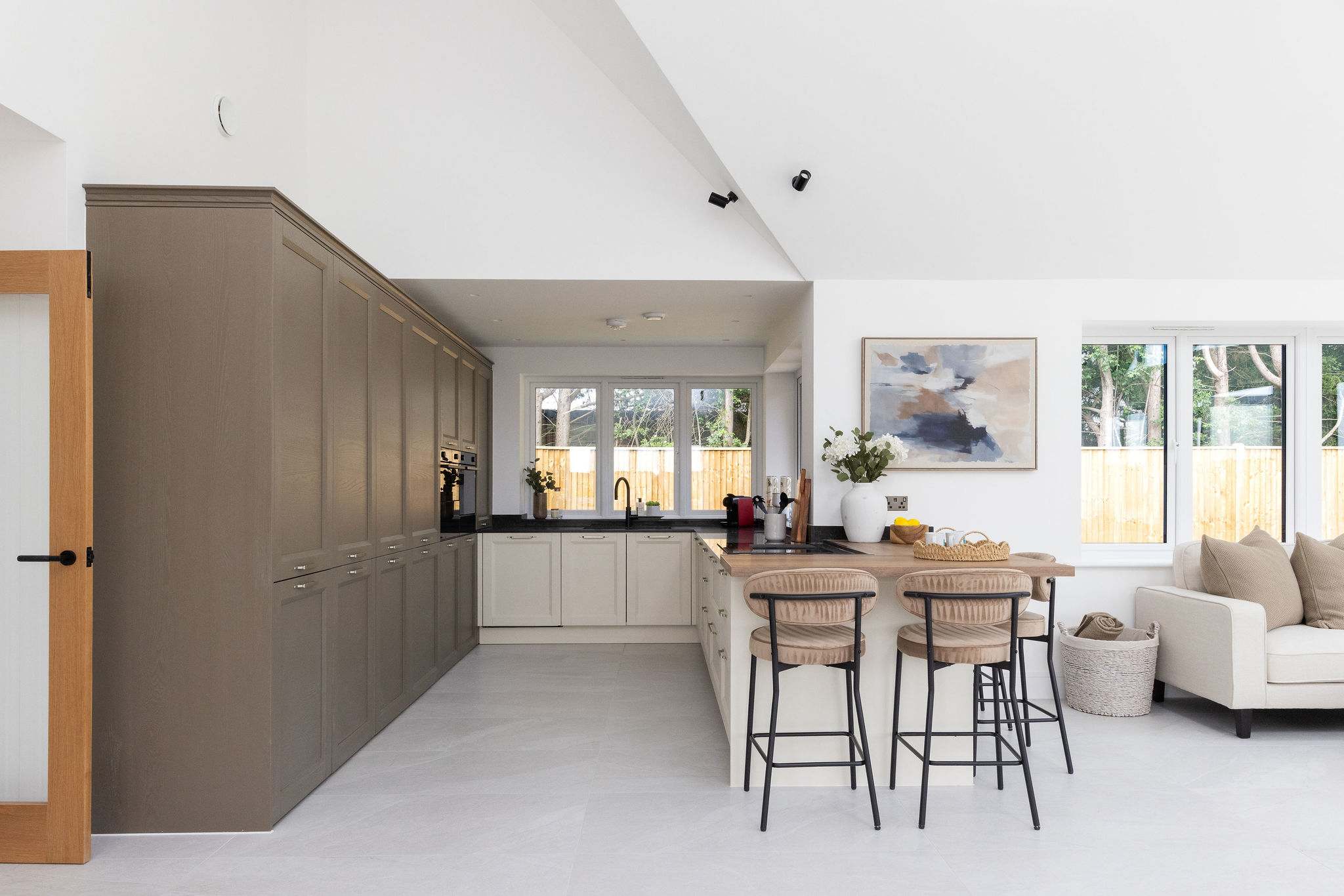 Spacious 6-Bed Home Near Goodwood