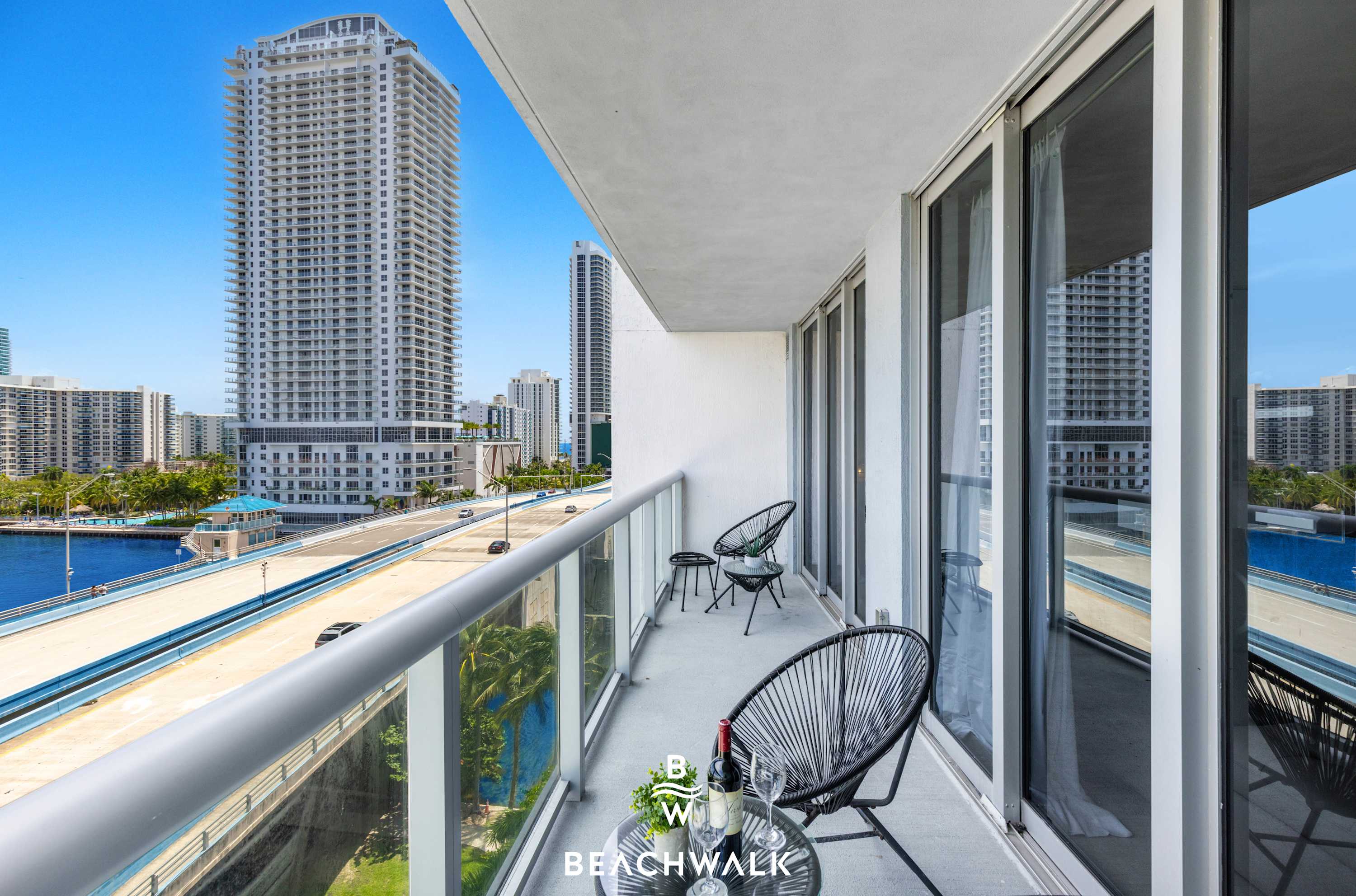 Amazing Apt w/ Balcony + Gym + Near Beach