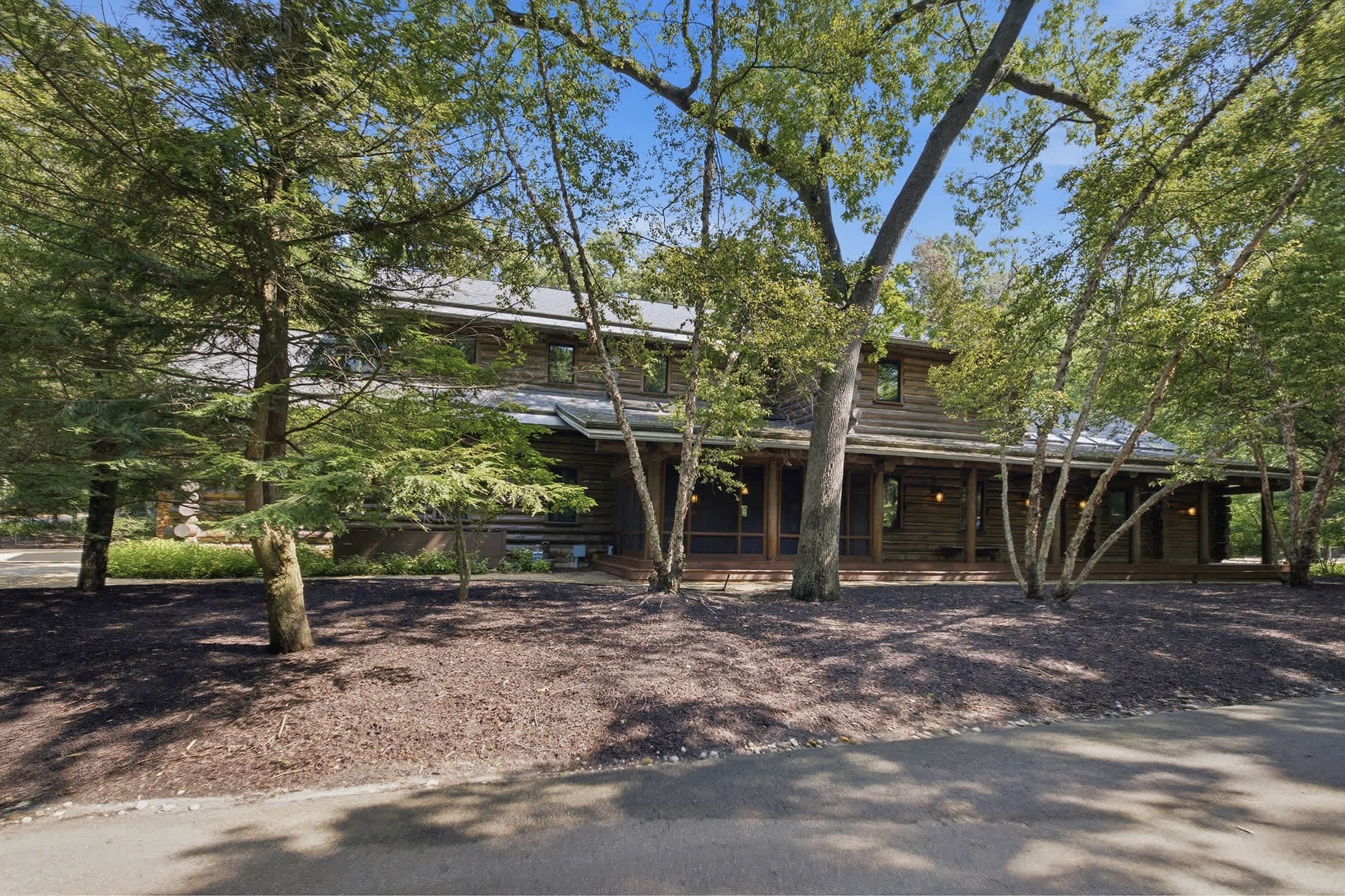 Timeless log design from Booth Hanson of Chicago.