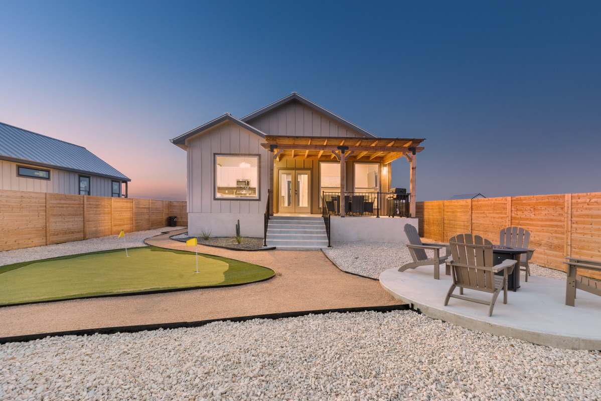 Arch Ray Retreat - Luxury Home w/firepit & grill | Photo 3