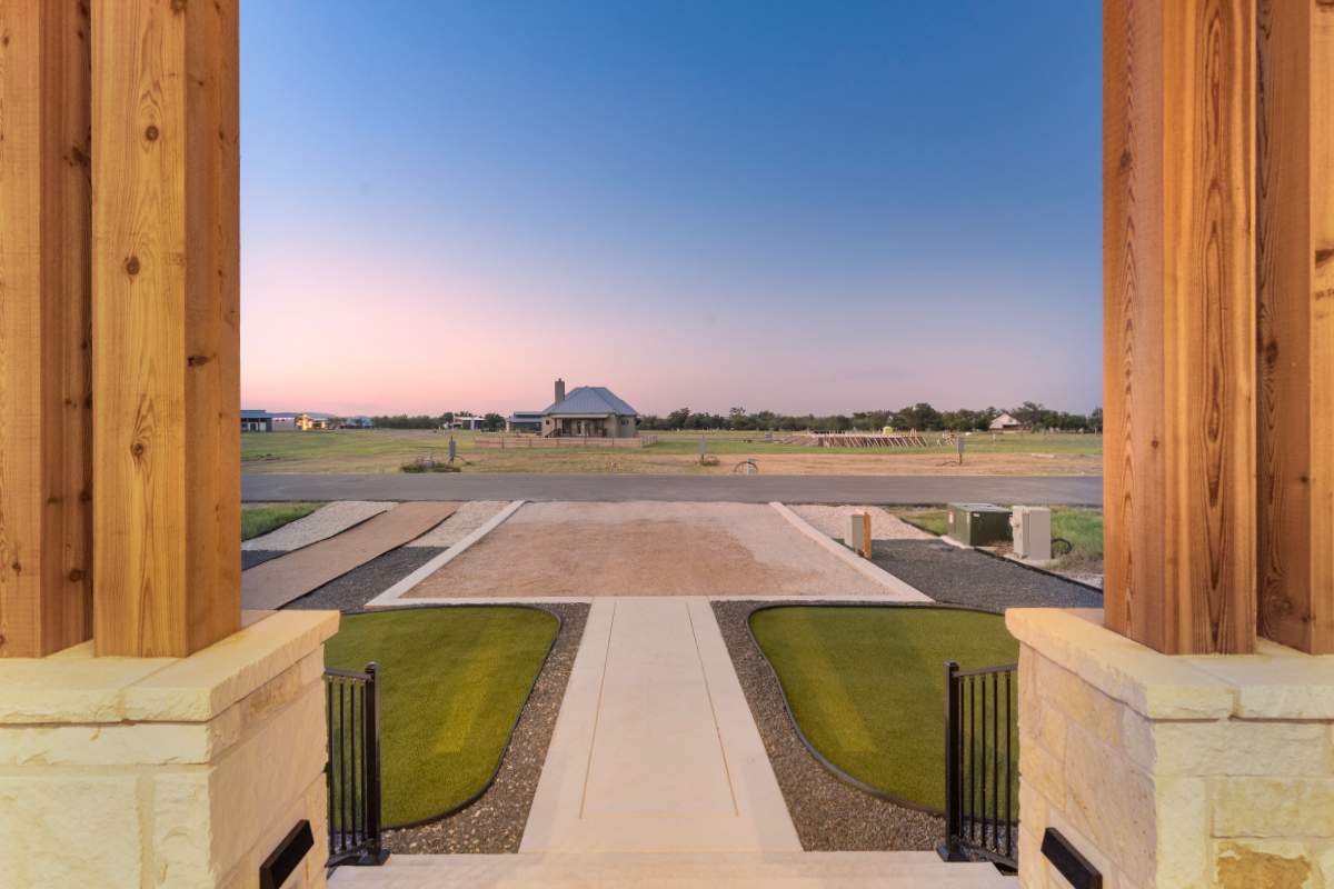 Arch Ray Retreat - Luxury Home w/firepit & grill | Photo 4