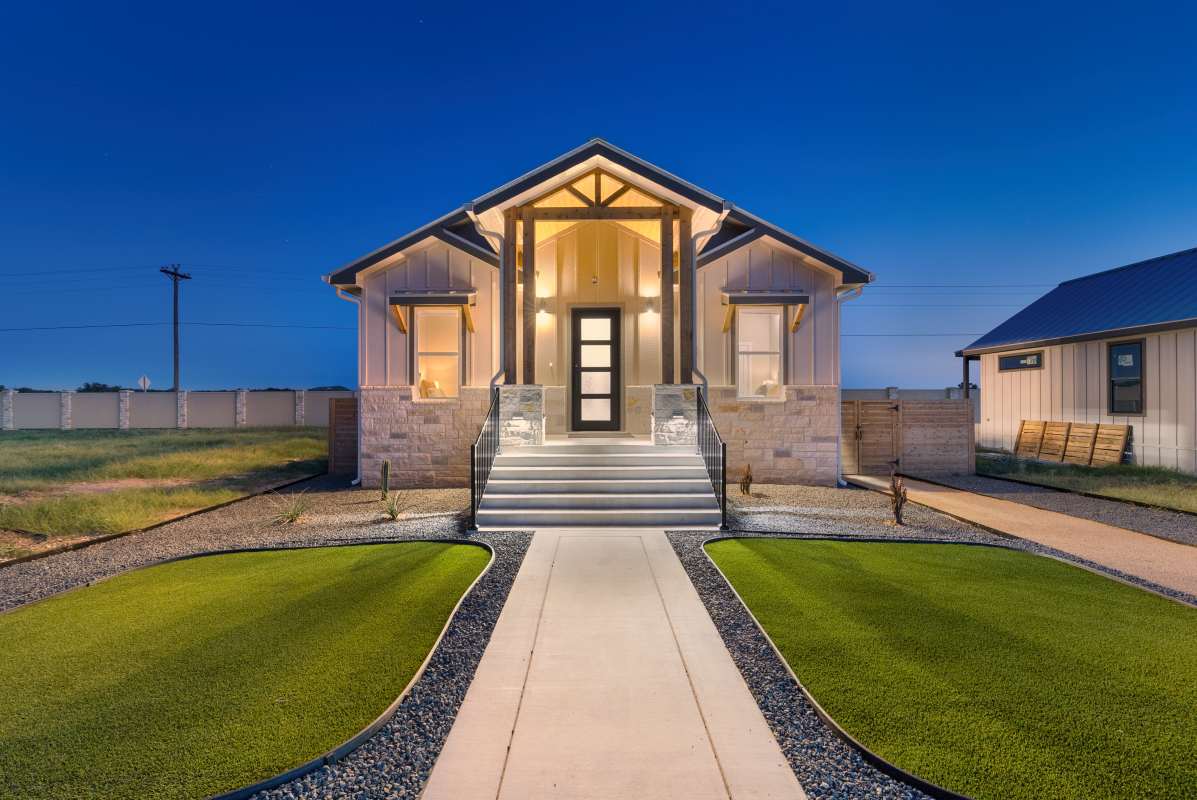 Arch Ray Retreat - Luxury Home w/firepit & grill