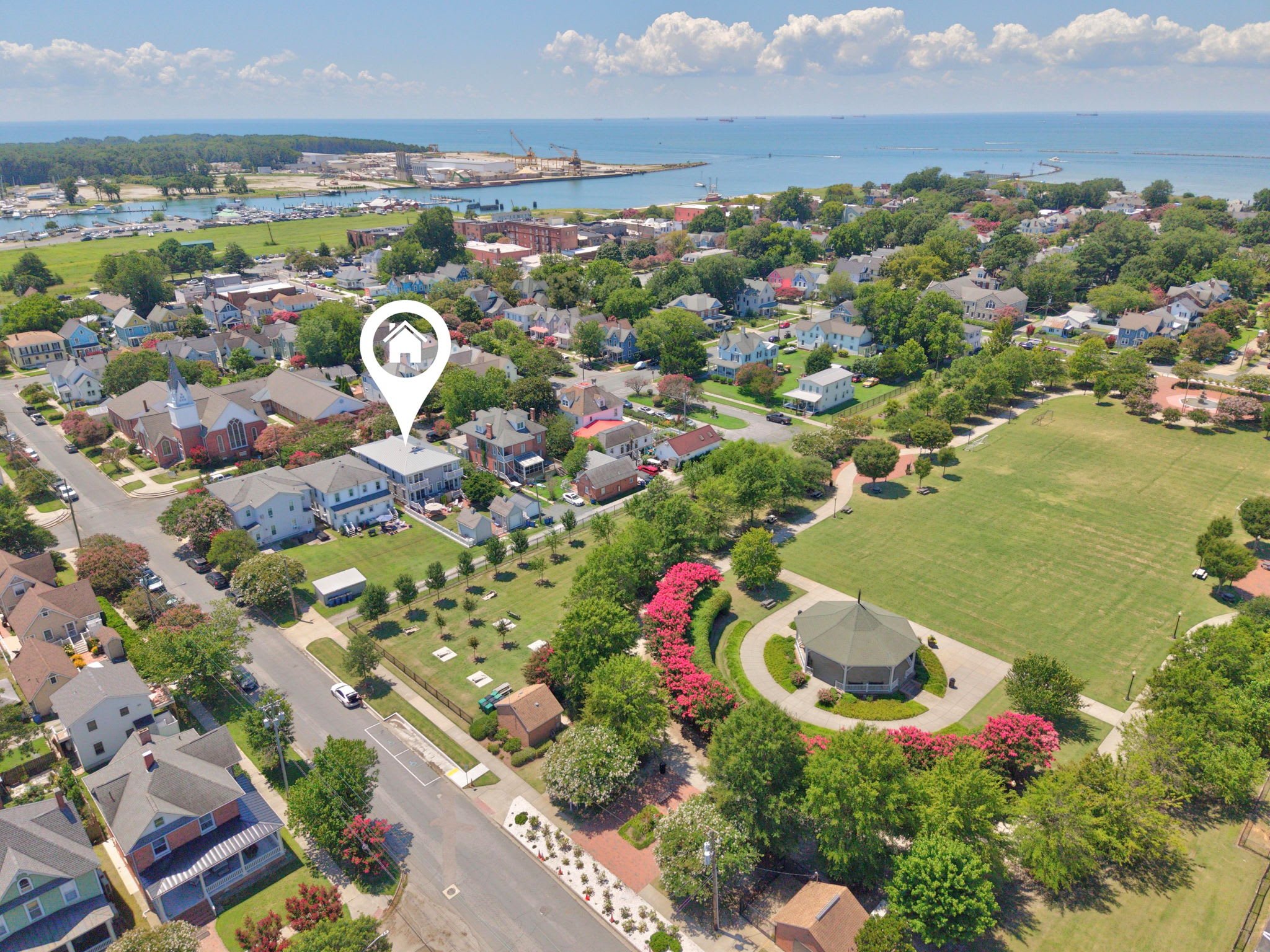 Fins Up home- Park Views, Close to Beach, Shops
