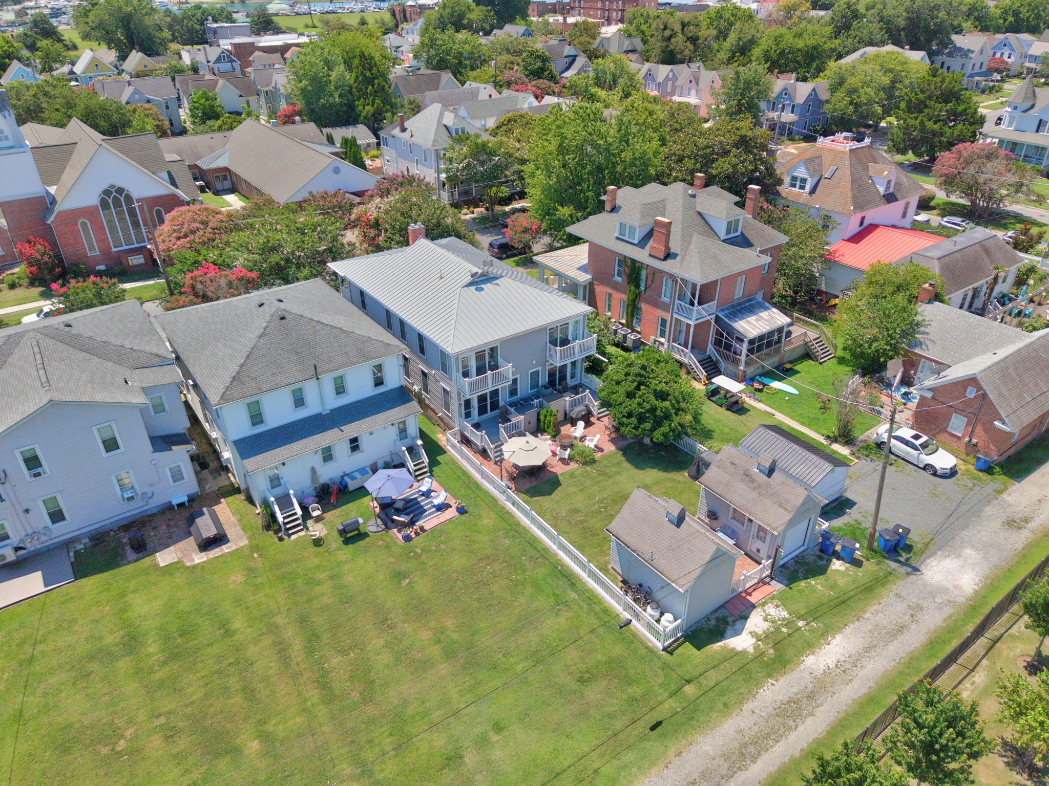 Fins Up home- Park Views, Close to Beach, Shops