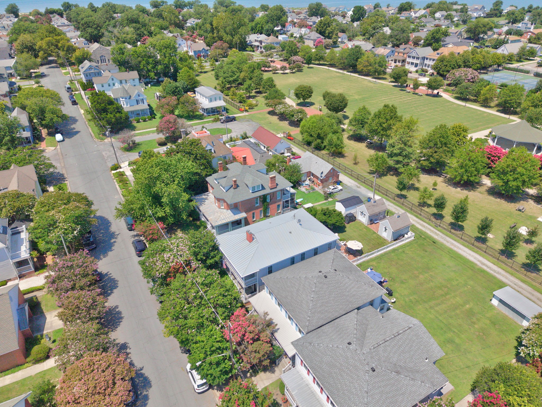 Fins Up home- Park Views, Close to Beach, Shops