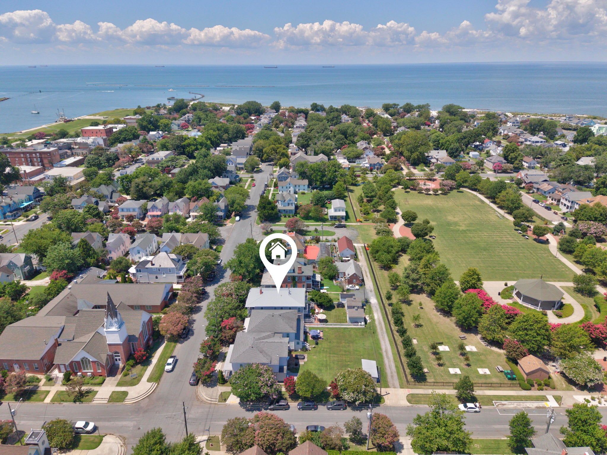 Fins Up home- Park Views, Close to Beach, Shops