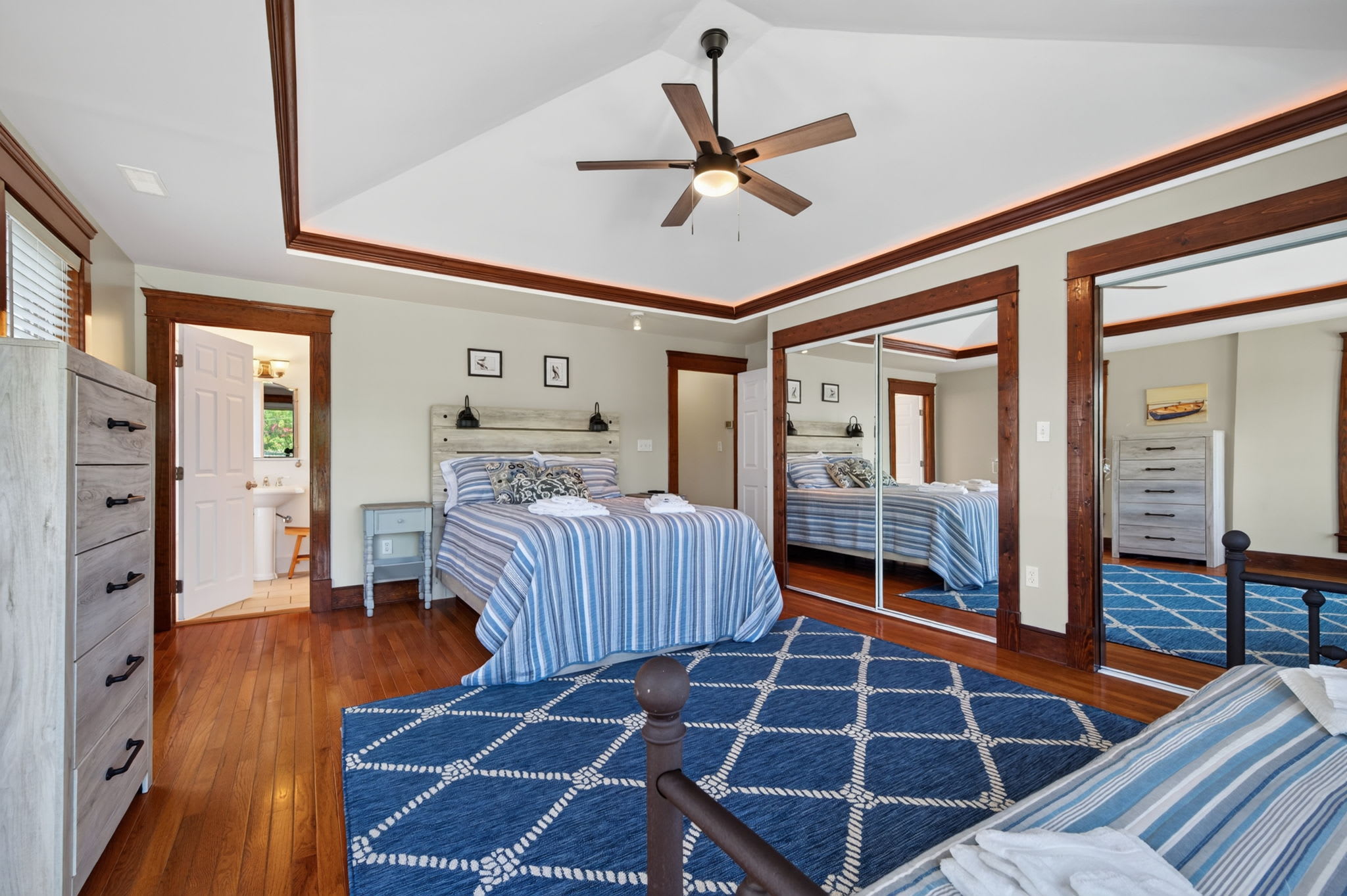 Fins Up home- Park Views, Close to Beach, Shops