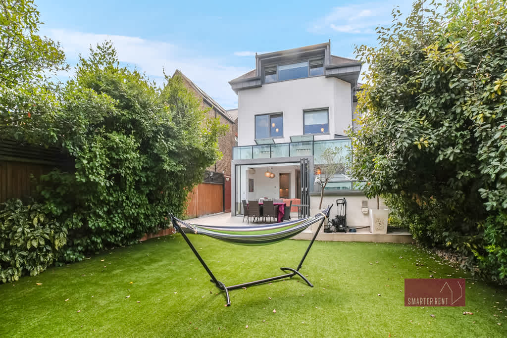 View Teddington, 5 Bedroom House, Parking in 47 Langham Road TW11 9HF Teddington, 5 Bedroom House, Parking in 47 Langham Road TW11 9HF - Property image 25 - VivreStays