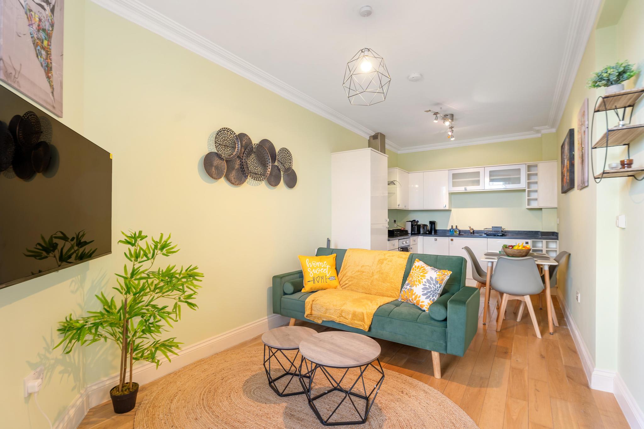 Bright 1BR Apartment in Shoreditch Brick Lane Close to Tube Sleeps 4 — London, England — vacation rental