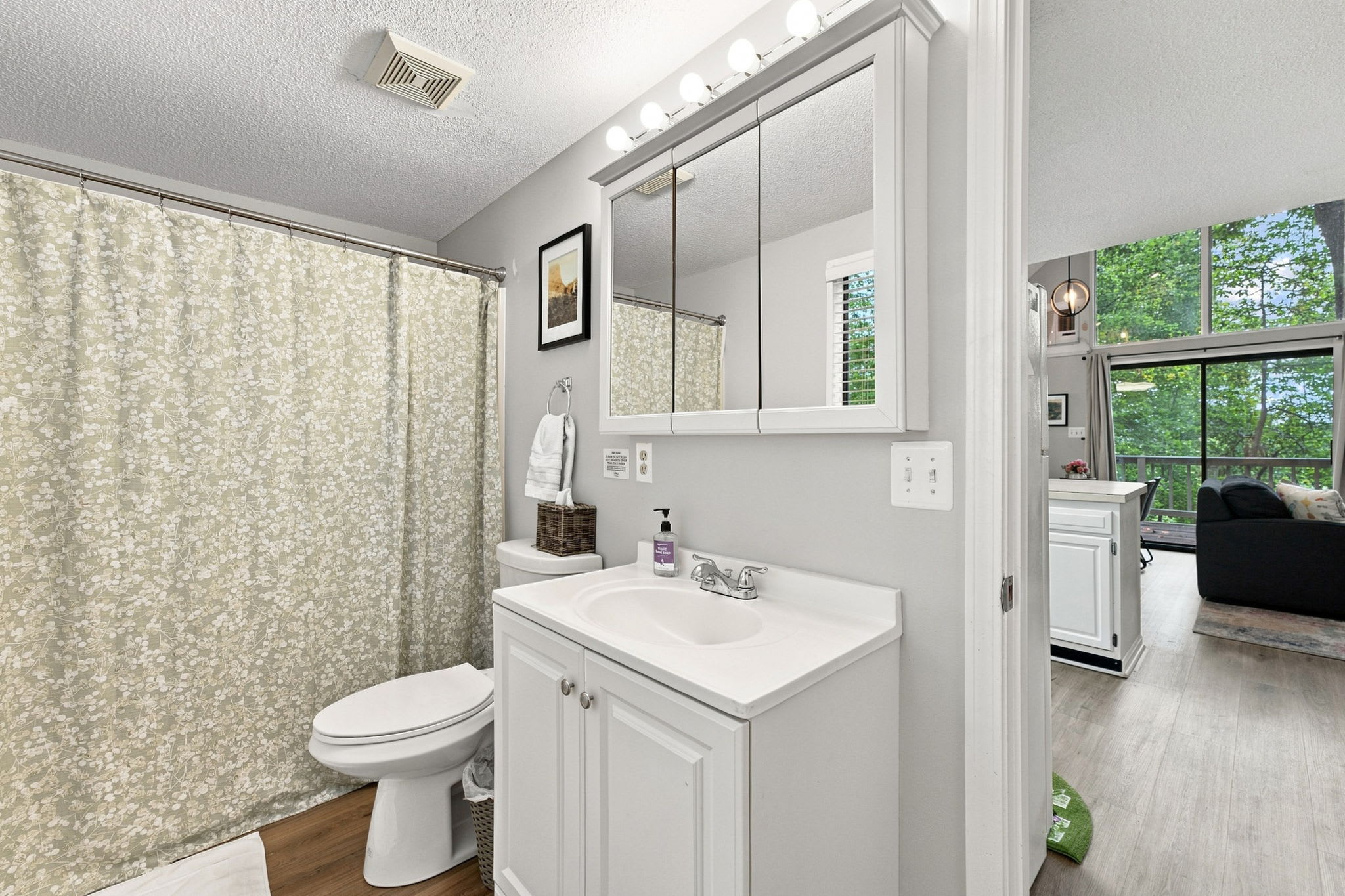 Bathroom 1 (Main level): Full bathroom with shower/tub combination