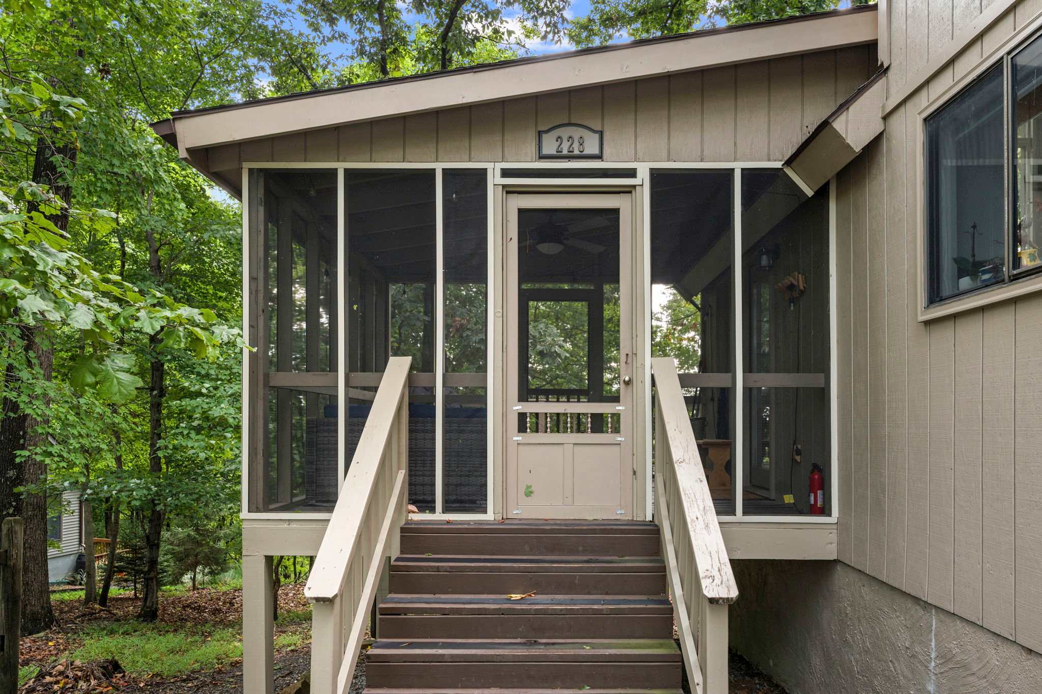 Cozy Woods Retreat w/Screened Porch & Fire Pit