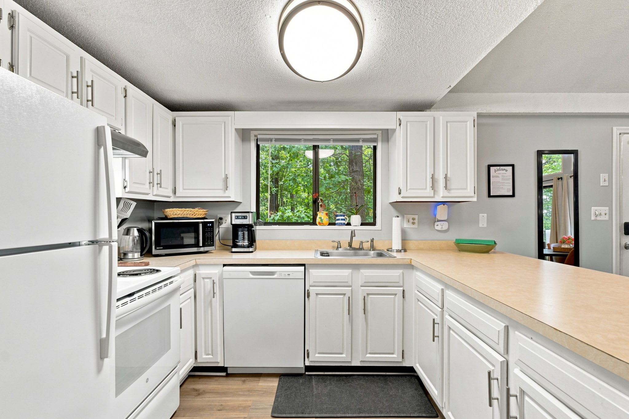 Prepare breakfast before heading out for the day or gather around the table for a relaxed dinner together. The kitchen is equipped with the essentials for preparing meals during your stay: