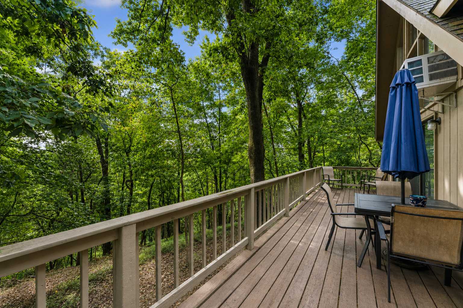 Cozy Woods Retreat w/Screened Porch & Fire Pit