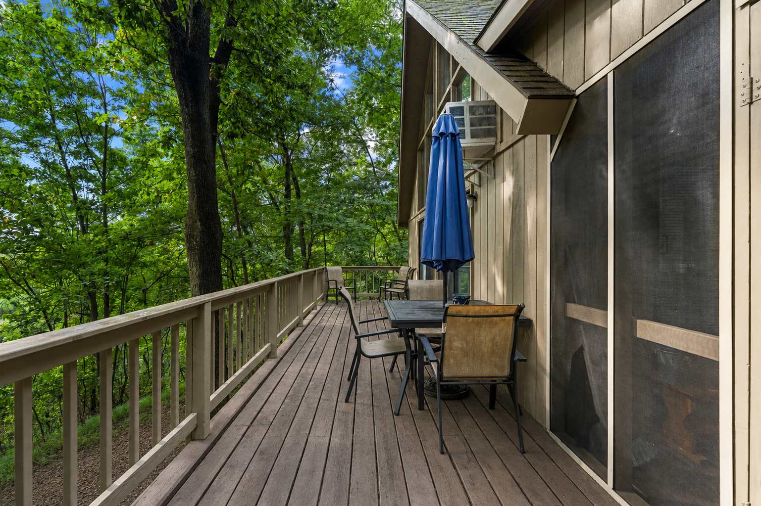 Cozy Woods Retreat w/Screened Porch & Fire Pit
