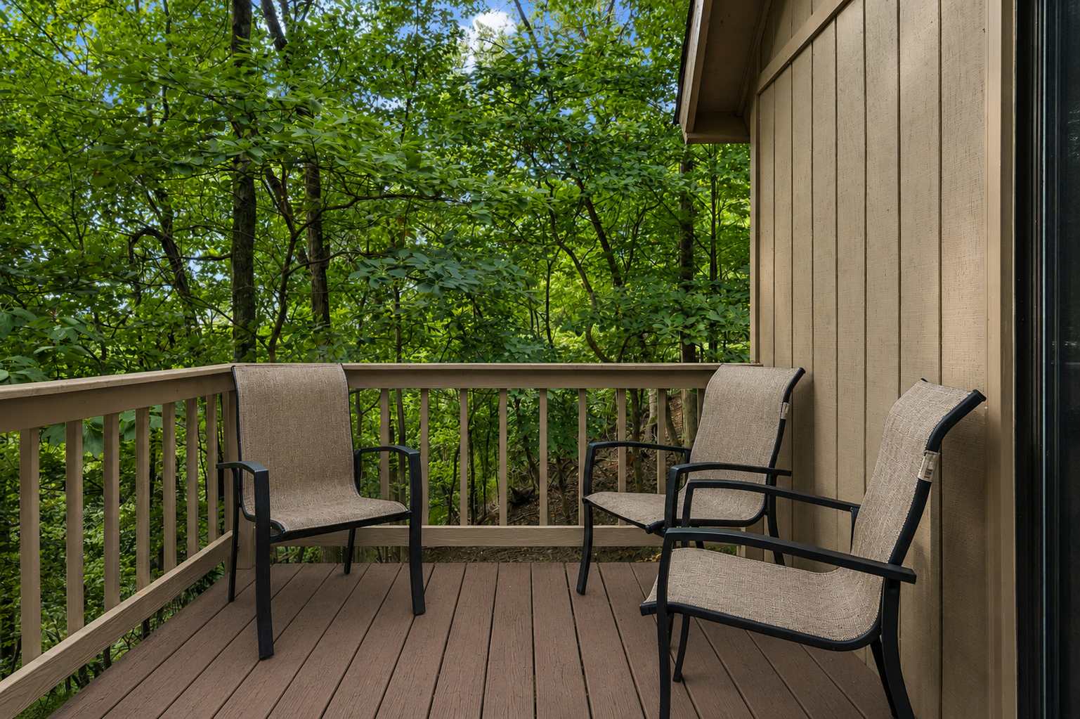 Cozy Woods Retreat w/Screened Porch & Fire Pit