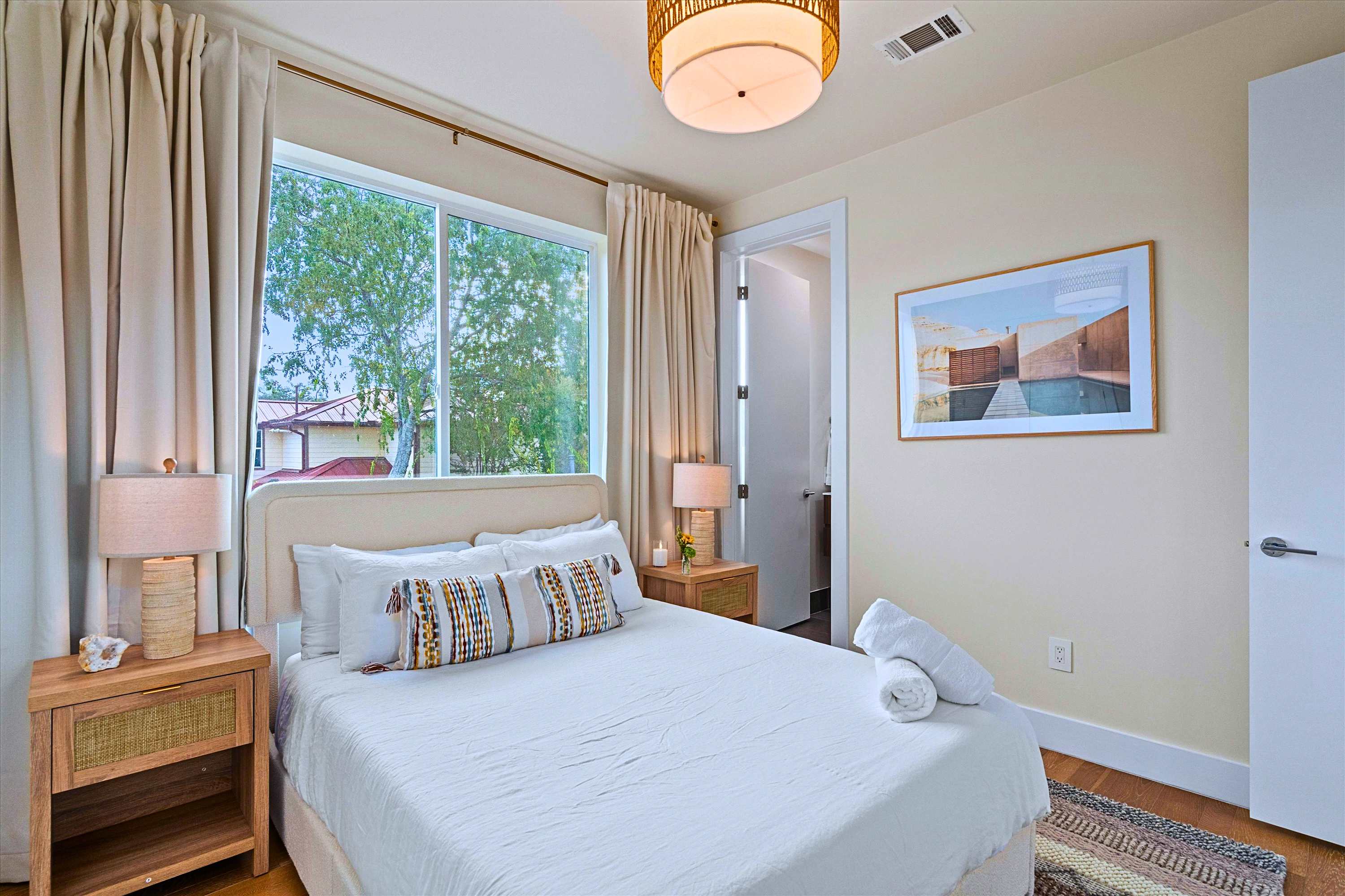 Private and Cozy Ensuite Queen Room for Total Comfort