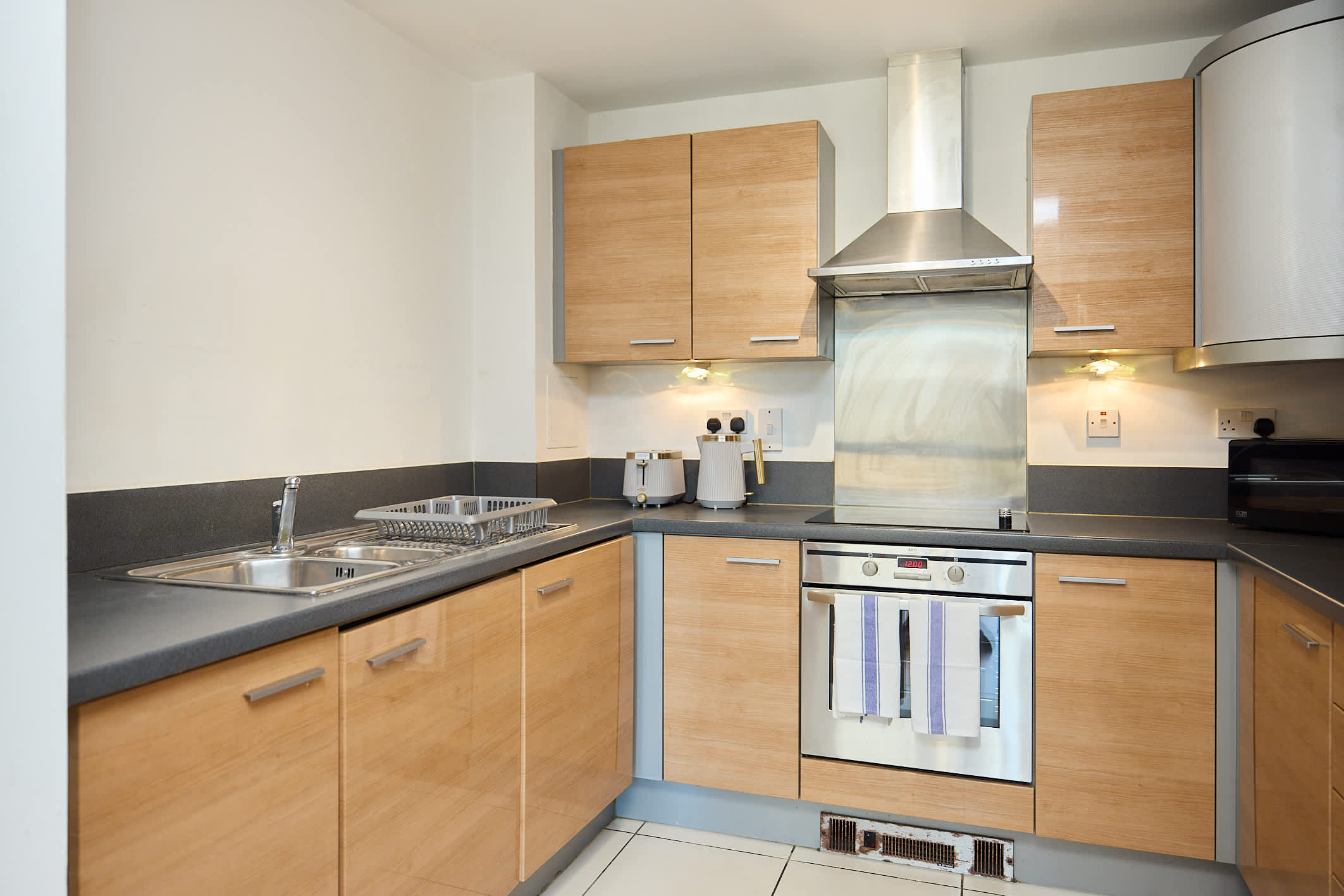 The Flat That Looked East in Flat 91 The Lock Building, 72 High Street, Stratford E15 2QG - Property image 4 - VivreStays