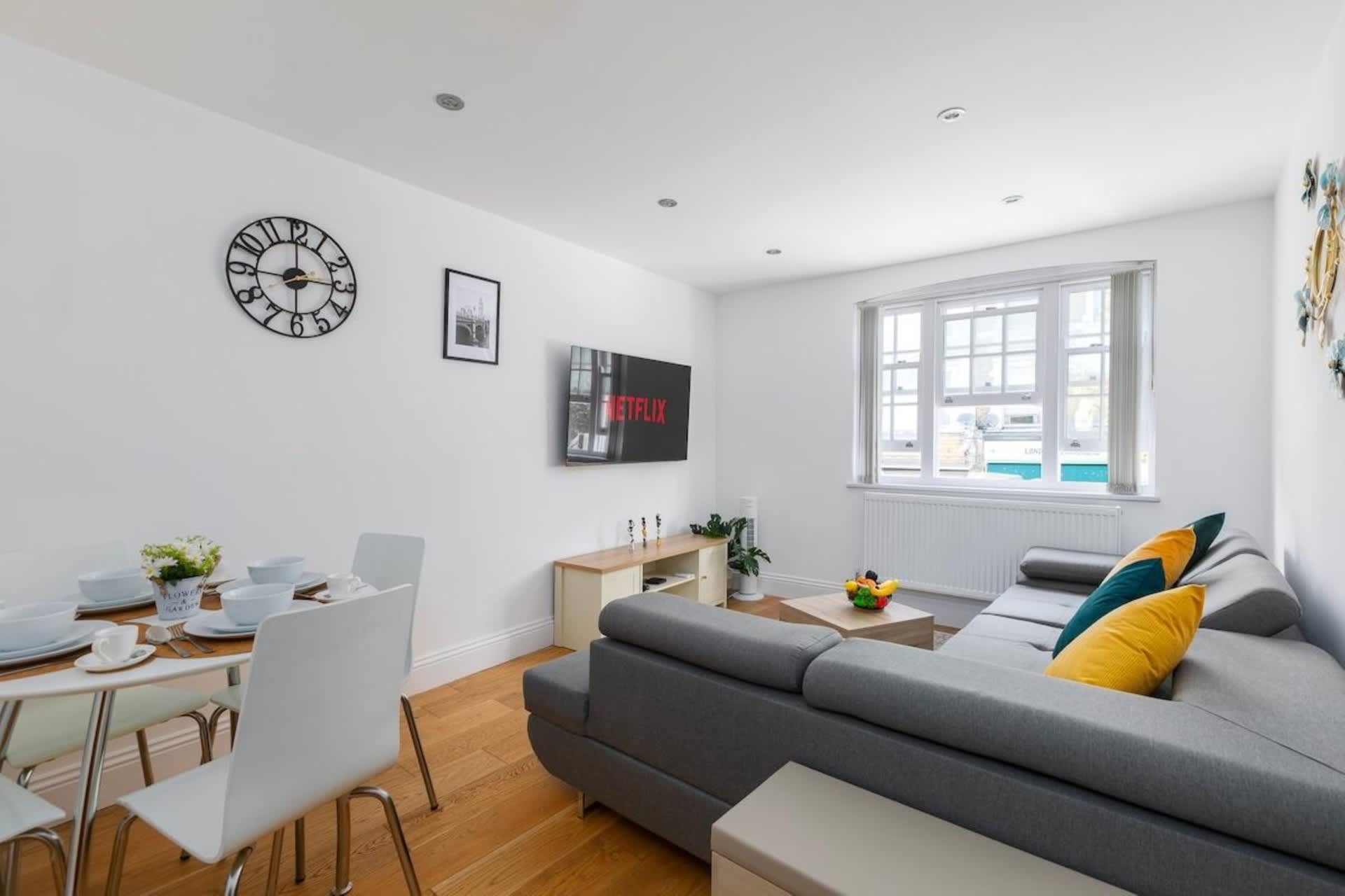 Stylish Shoreditch Apartment with Balcony Sleeps 4 — London, England — vacation rental
