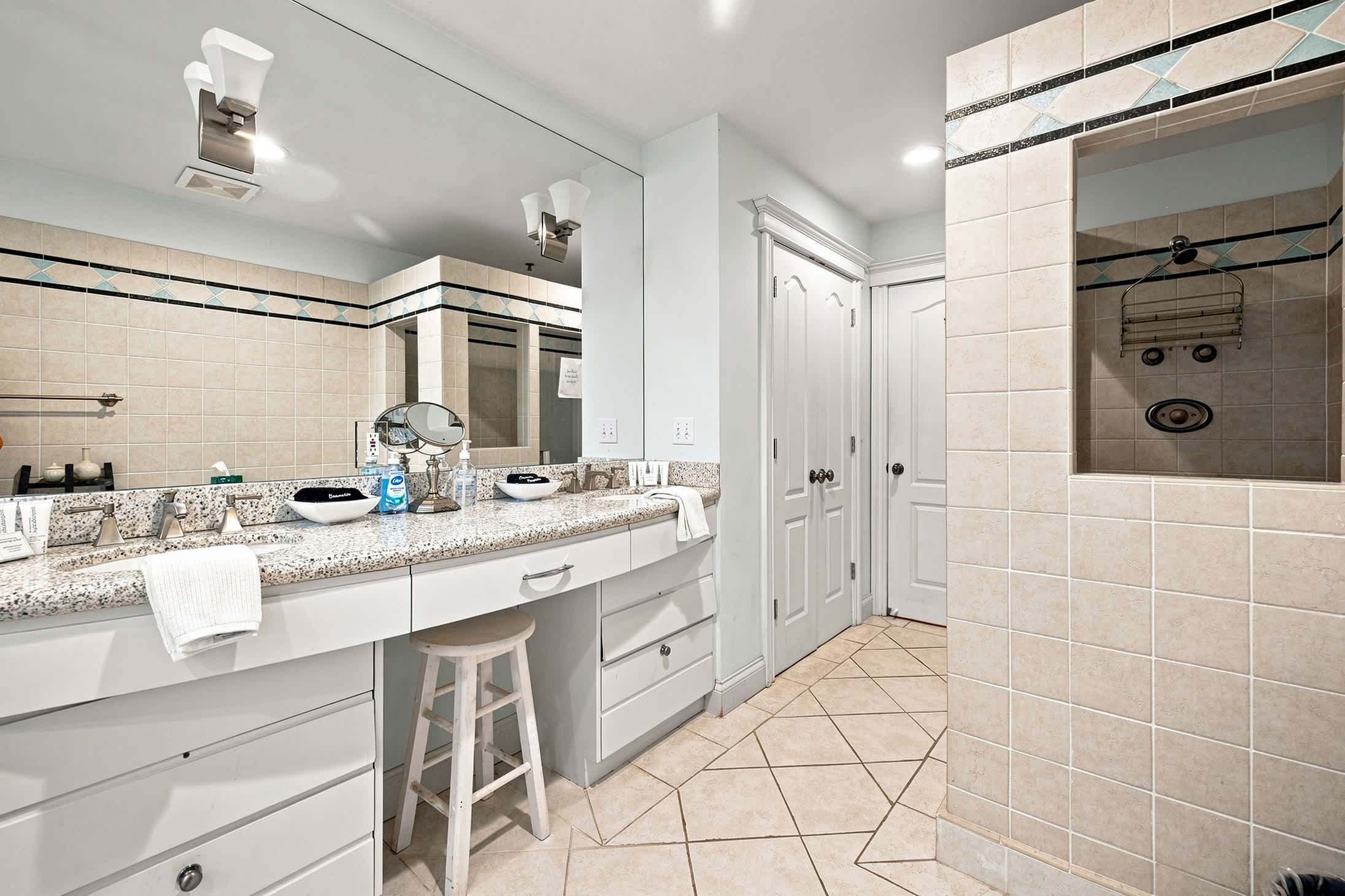 Get ready side by side with plenty of room to spread out.
