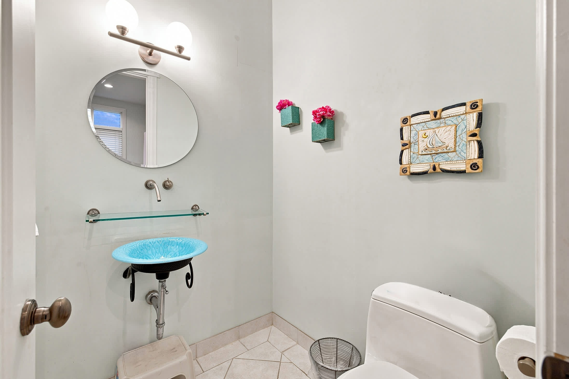 A convenient powder room made for easy in-and-out moments.