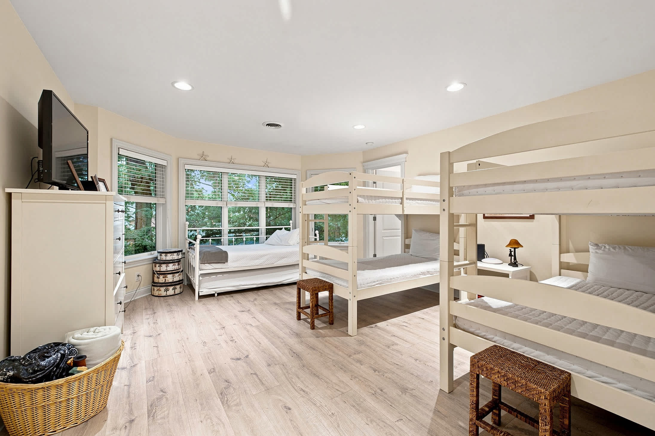 Additional sleeping area on the upper level with 2 single beds and 2 single bunkbeds.