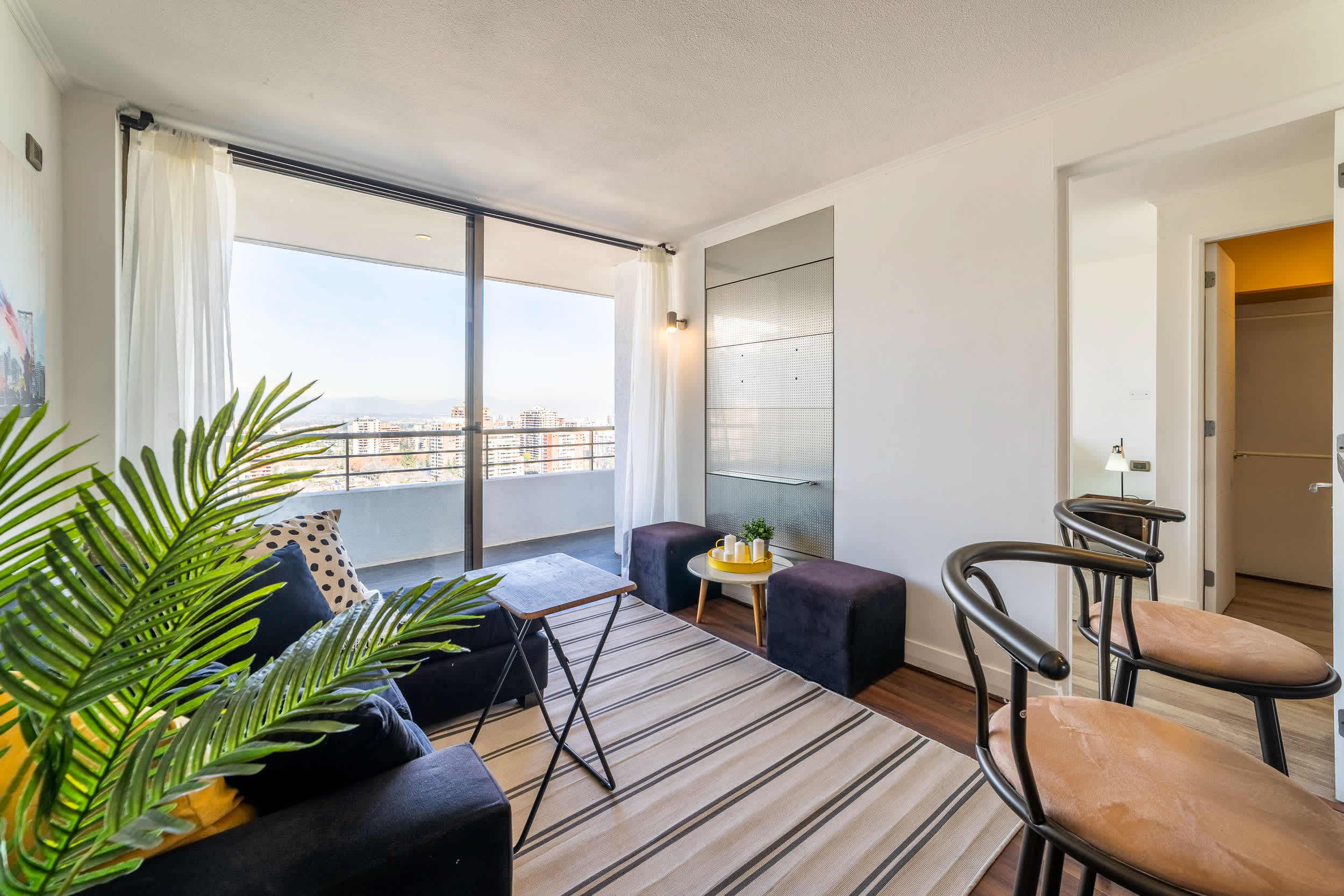 Apartment in Las Condes: Comfort, Pool and Balcony