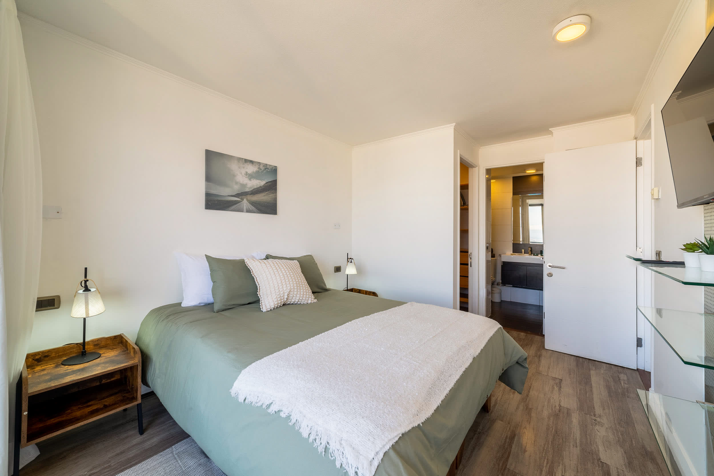 Apartment in Las Condes: Comfort, Pool and Balcony