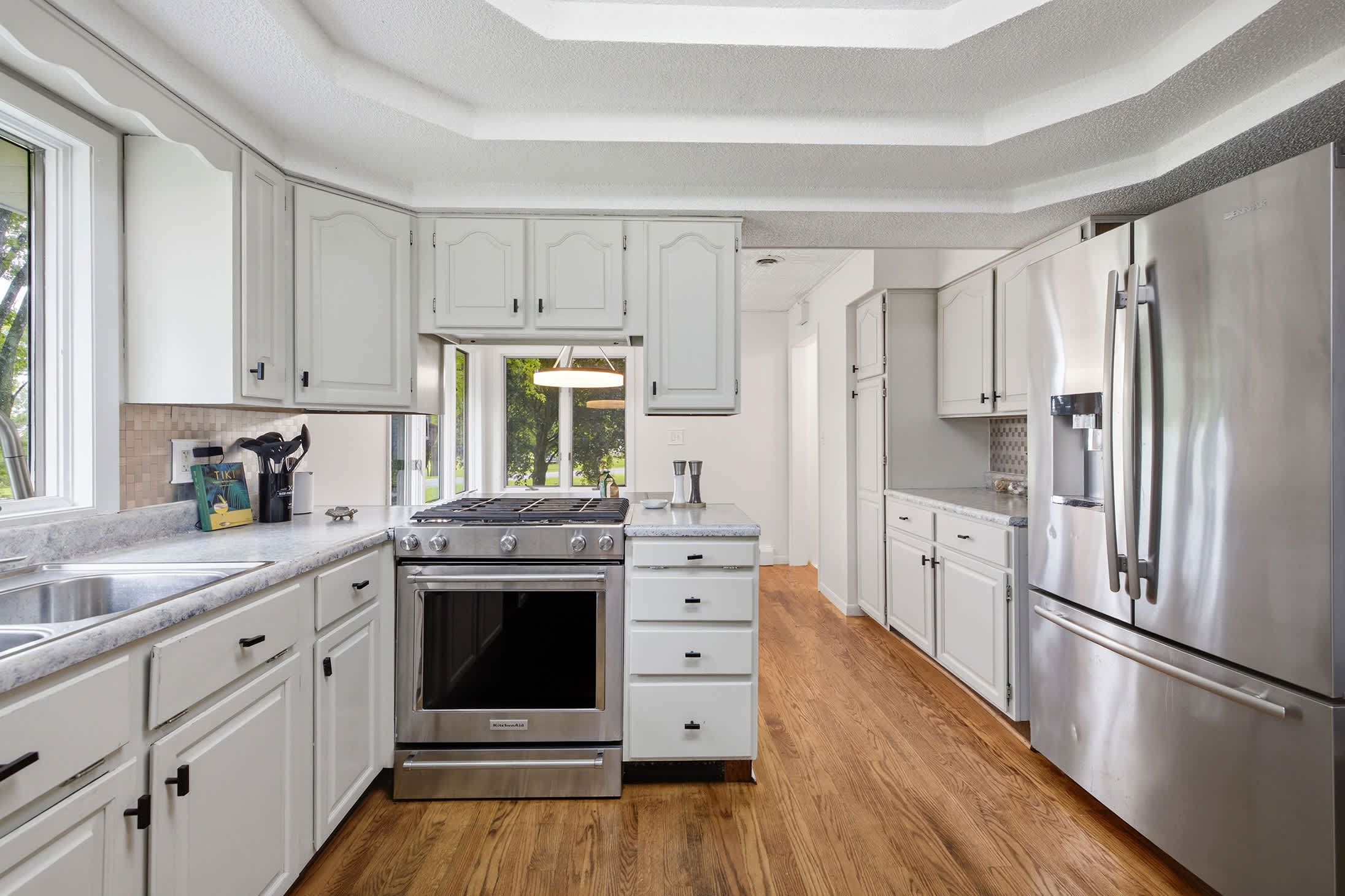 Well equipped kitchen makes everything from breakfast to dinner simple.