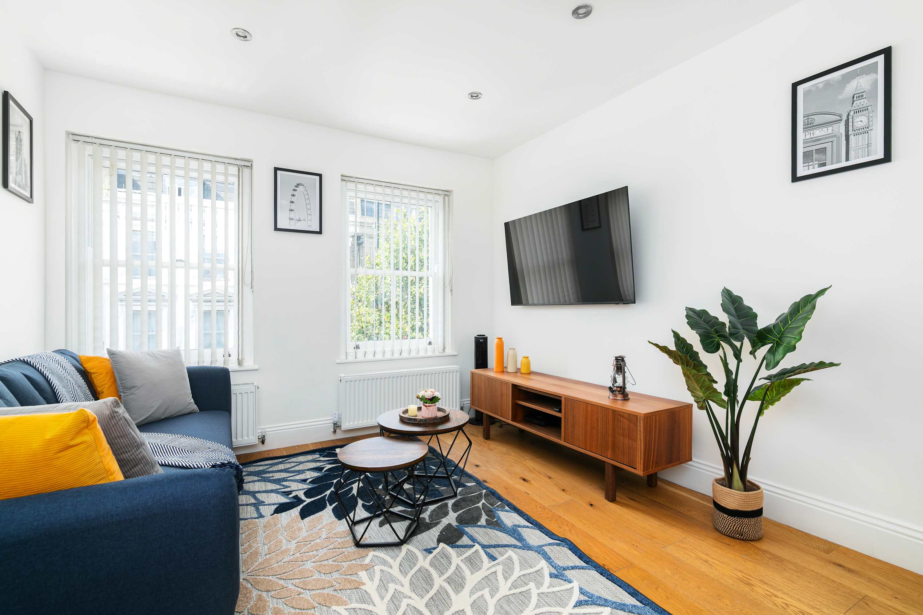 Modern Shoreditch Apartment with Balcony Sleeps 4 — London, England — vacation rental