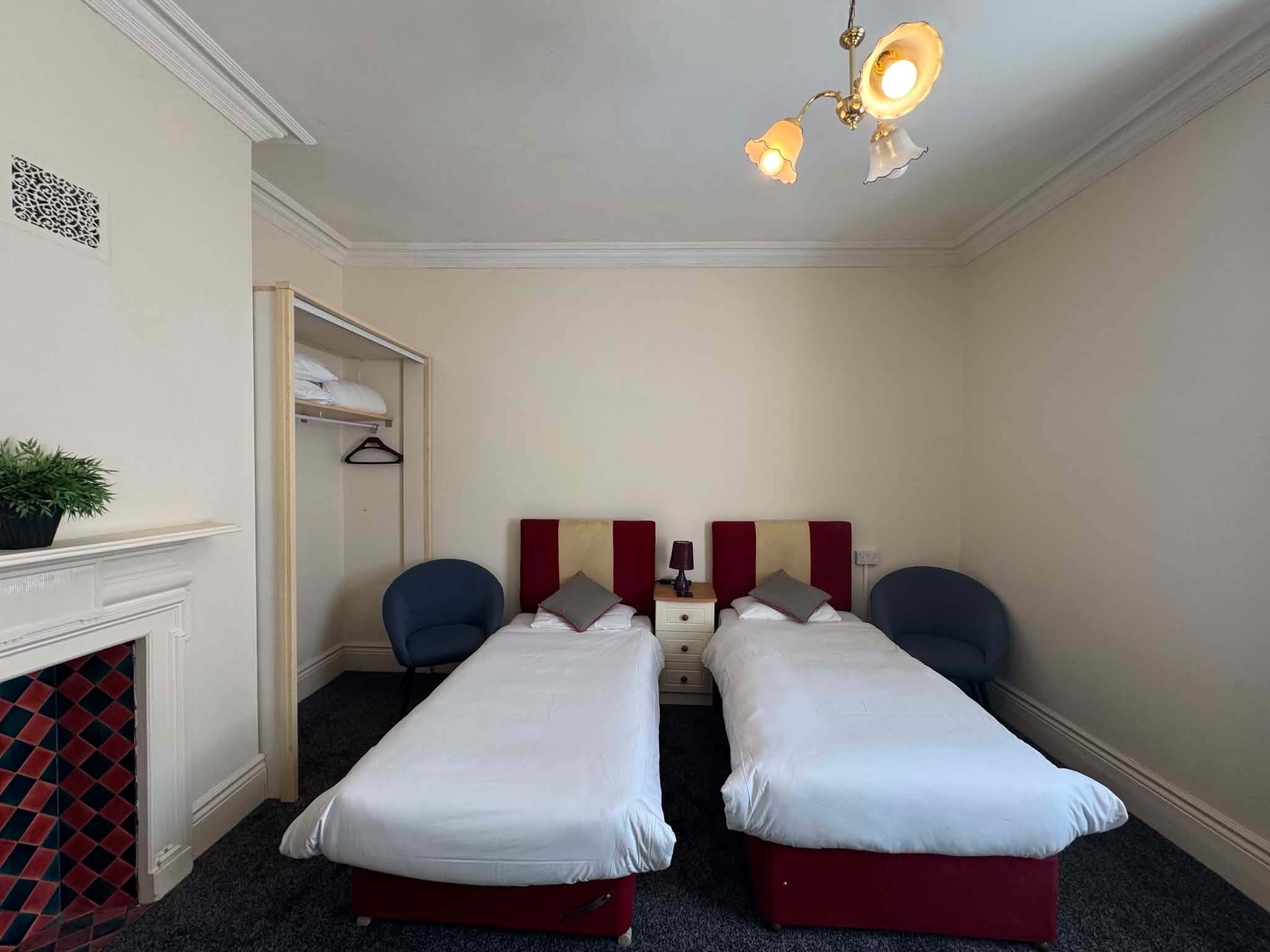 Spacious Twin En-Suite with Bath & Parking