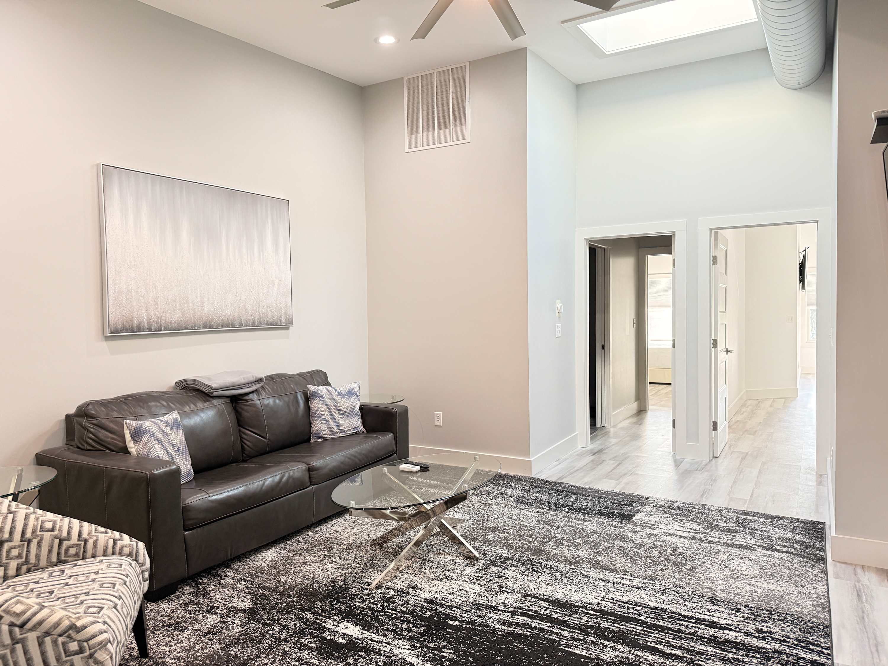 Downtown Apt w/ Balcony & Free Parking
