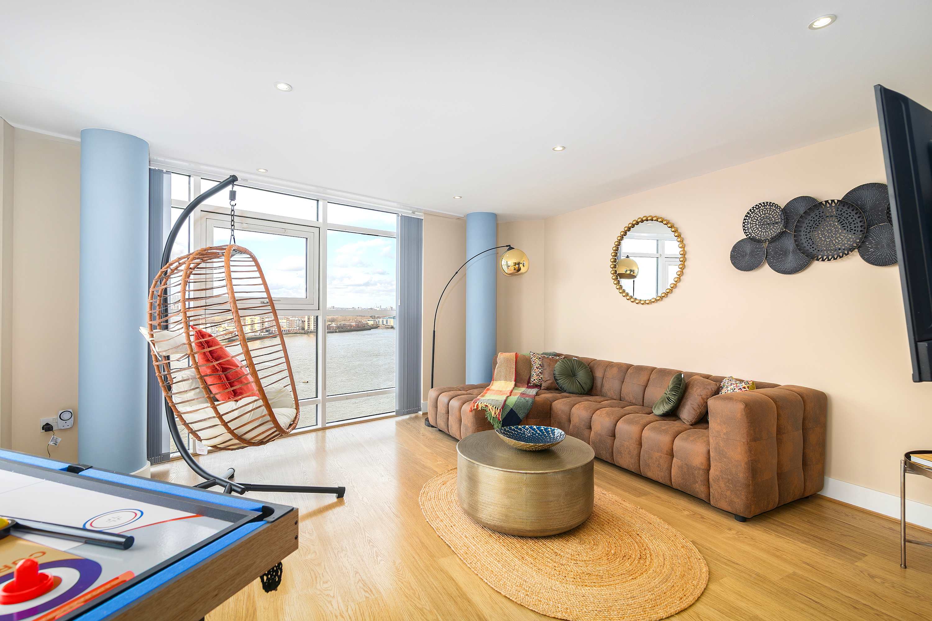 Stunning Thames View 2BR Apartment 2 Baths 2 Balconies Sleeps 6 — London, England — vacation rental