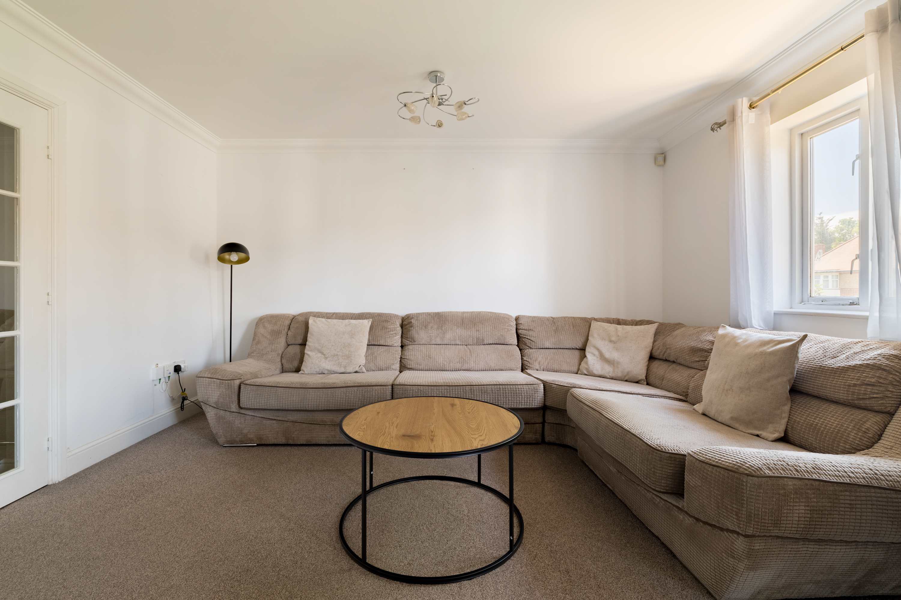 View Green Light in Brondesbury Park in Flat 5, Coverdale Road 28 NW2 4BY Green Light in Brondesbury Park in Flat 5, Coverdale Road 28 NW2 4BY - Property image 2 - VivreStays