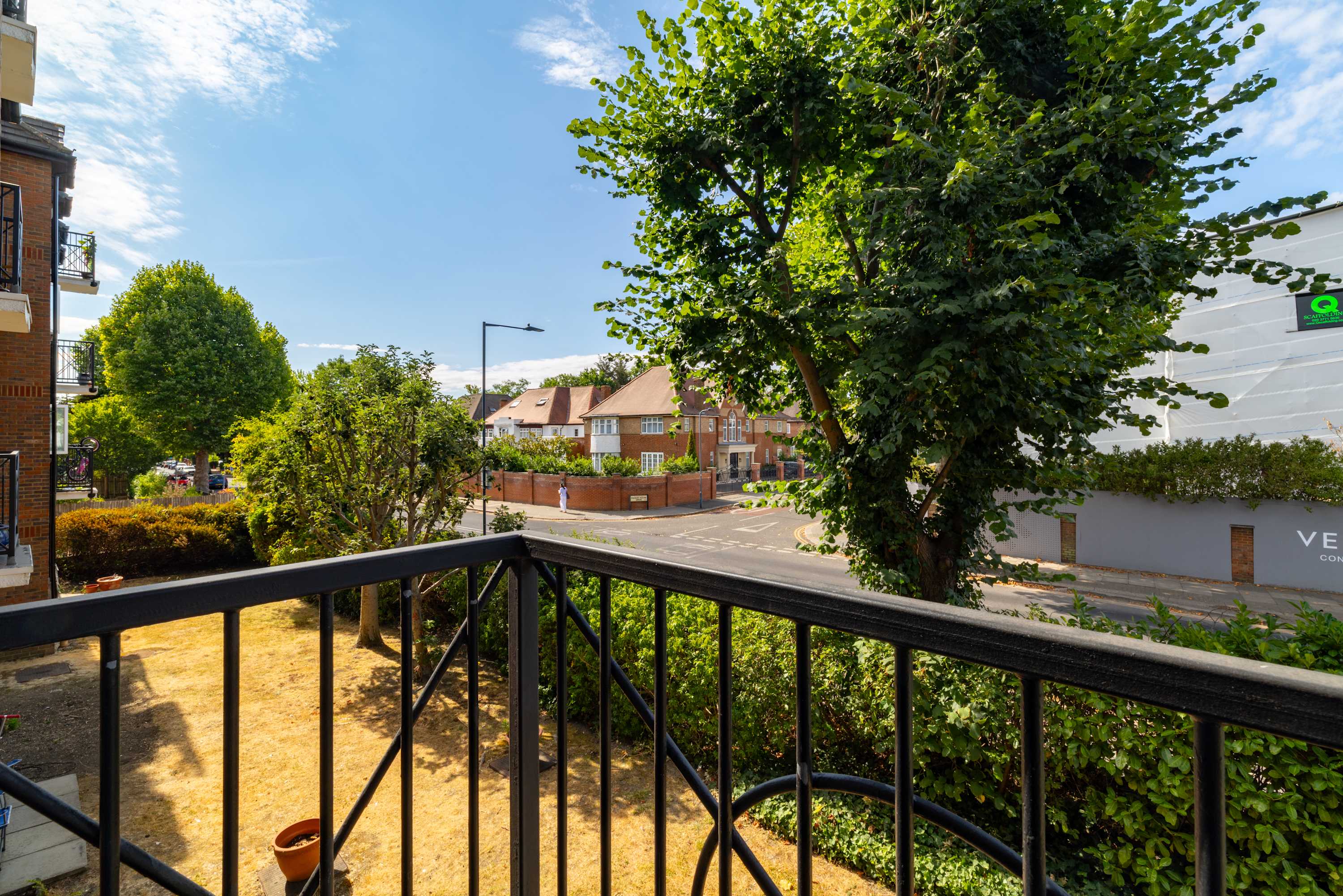 View Green Light in Brondesbury Park in Flat 5, Coverdale Road 28 NW2 4BY Green Light in Brondesbury Park in Flat 5, Coverdale Road 28 NW2 4BY - Property image 24 - VivreStays